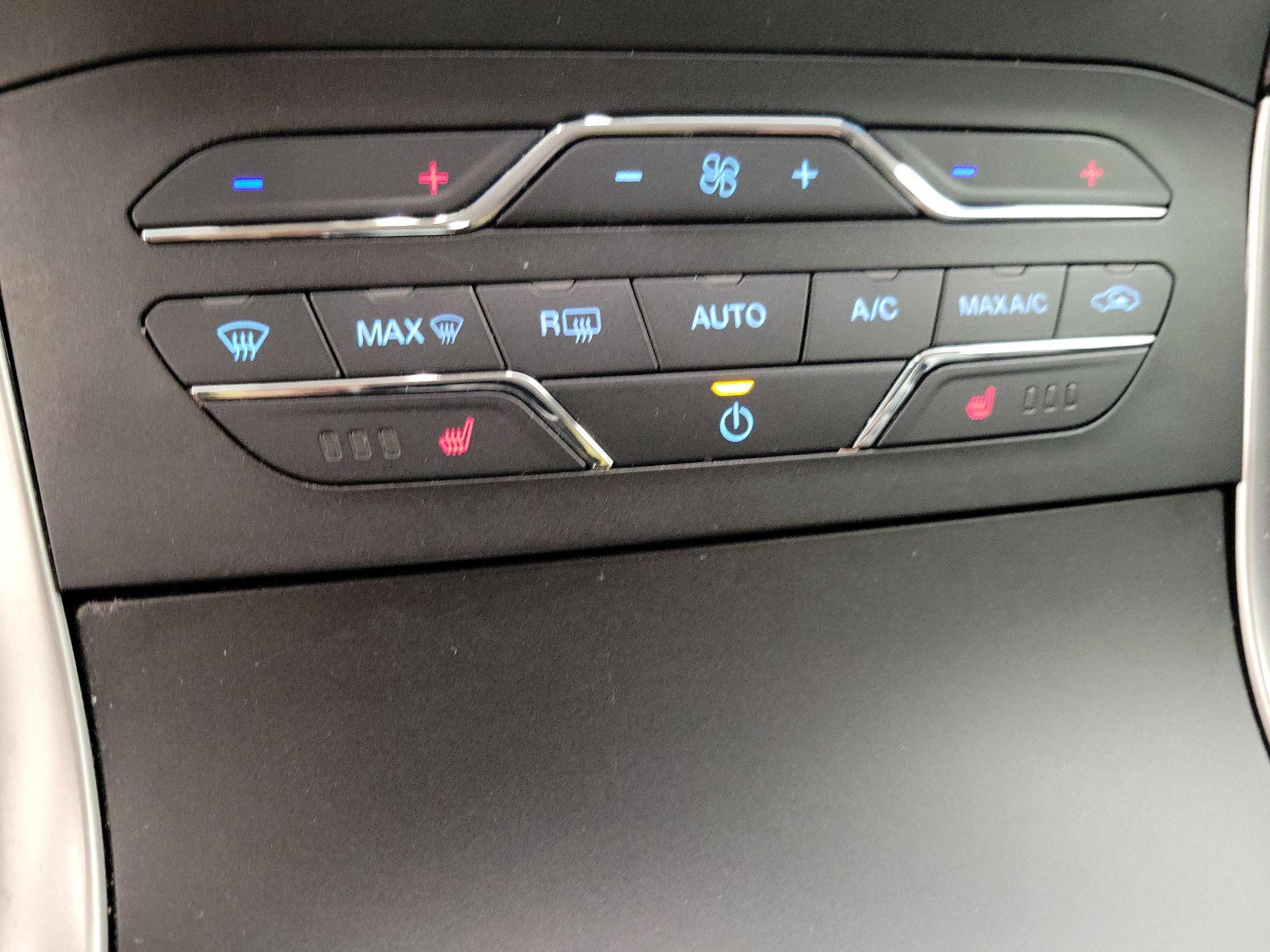 Thumbnail: 2019 Ford Edge - 17