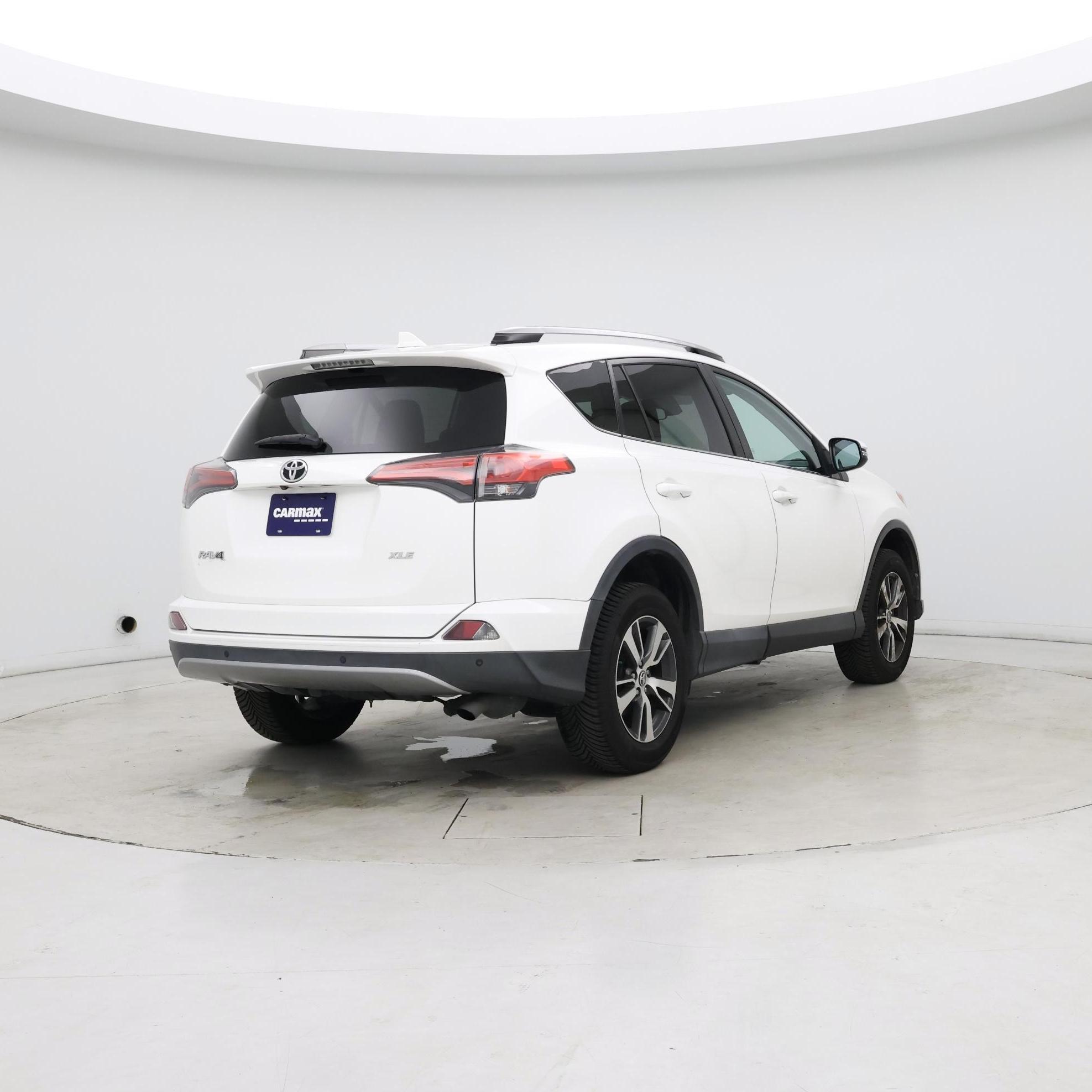 Thumbnail: 2017 Toyota RAV4 - 8