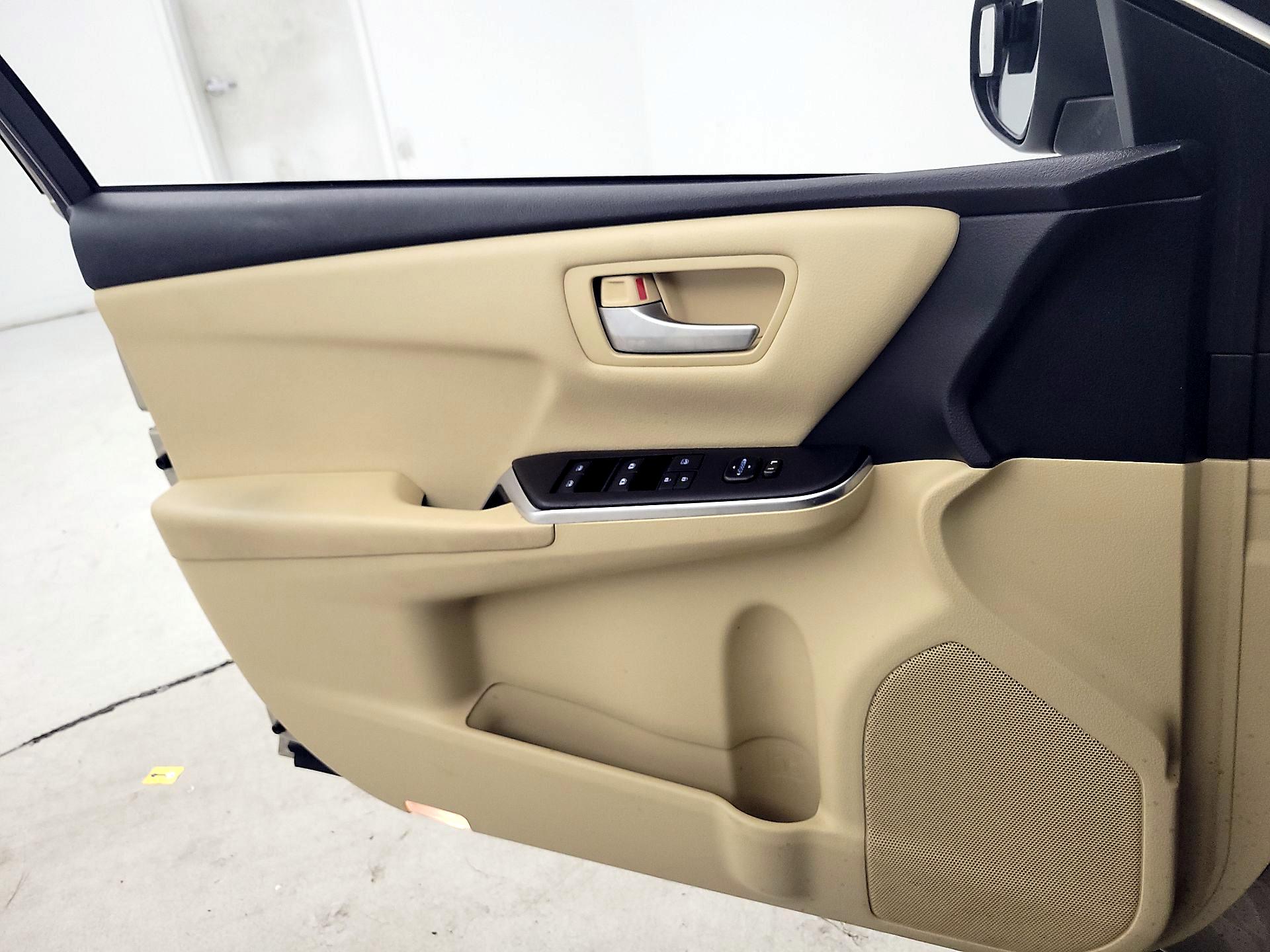 Thumbnail: 2016 Toyota Camry - 12