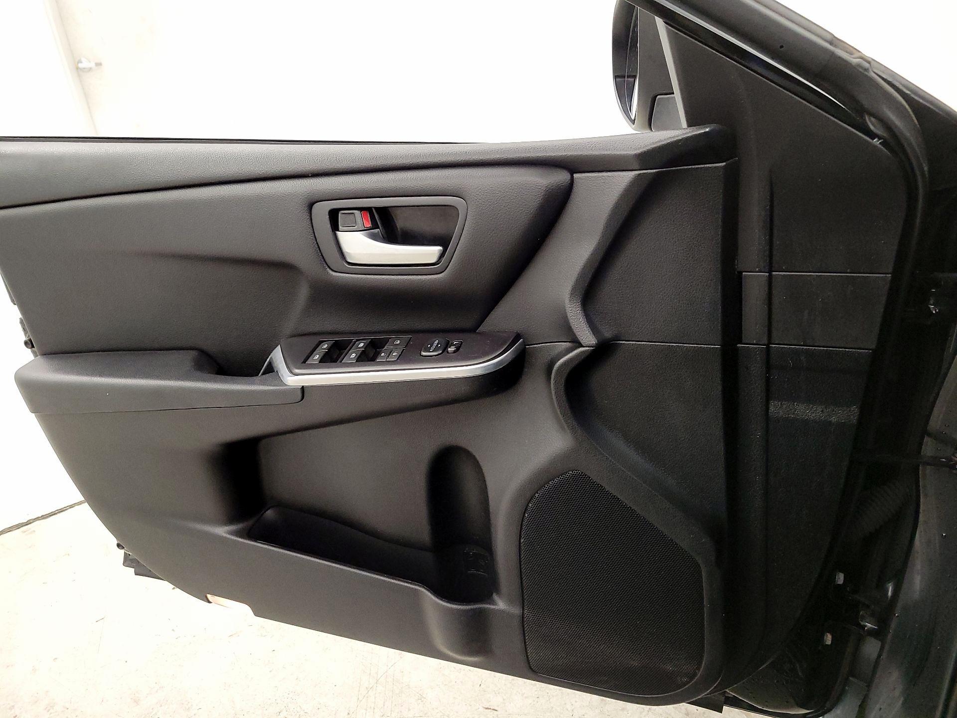 Thumbnail: 2016 Toyota Camry - 12