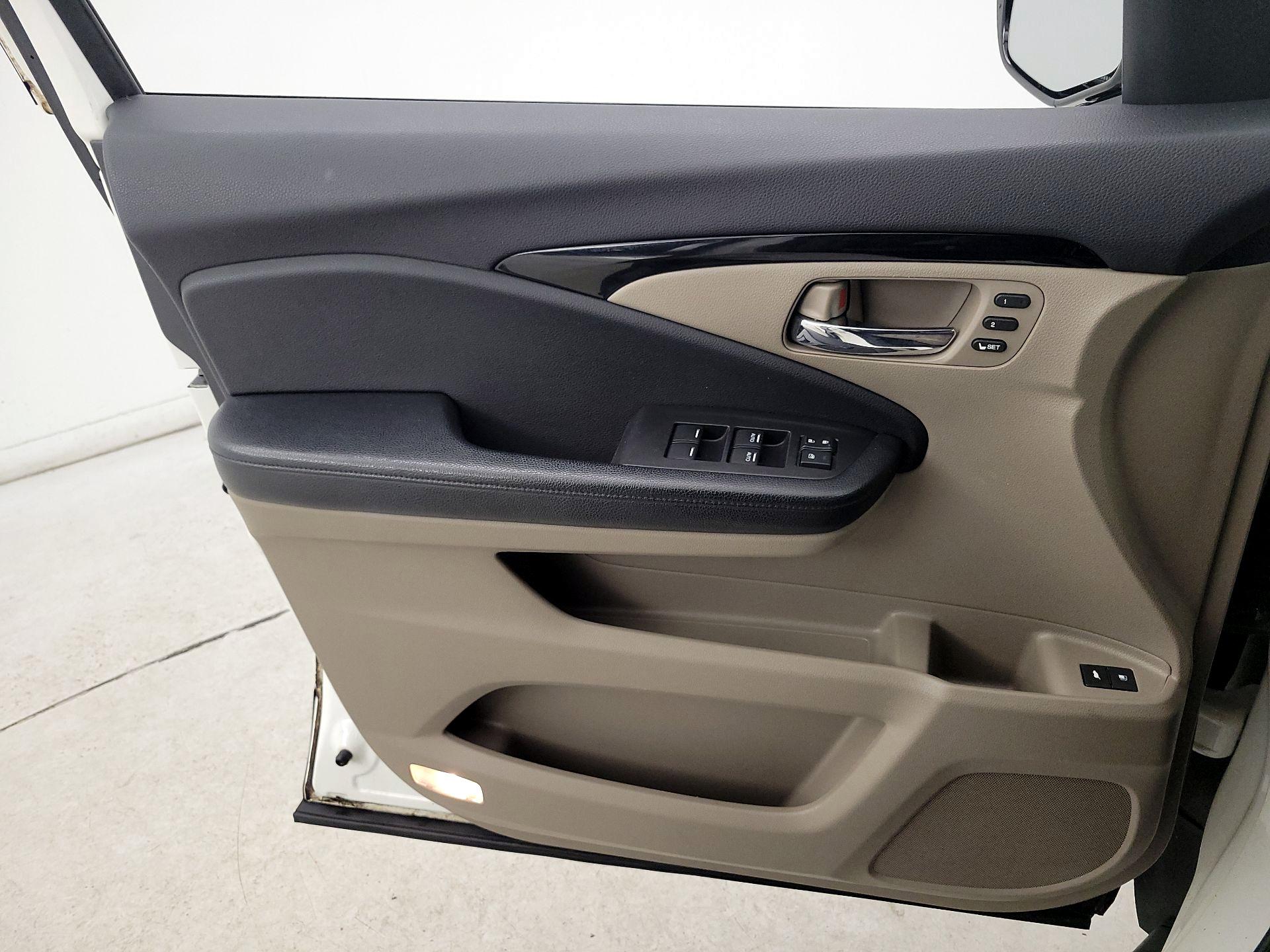 Thumbnail: 2017 Honda Pilot - 12