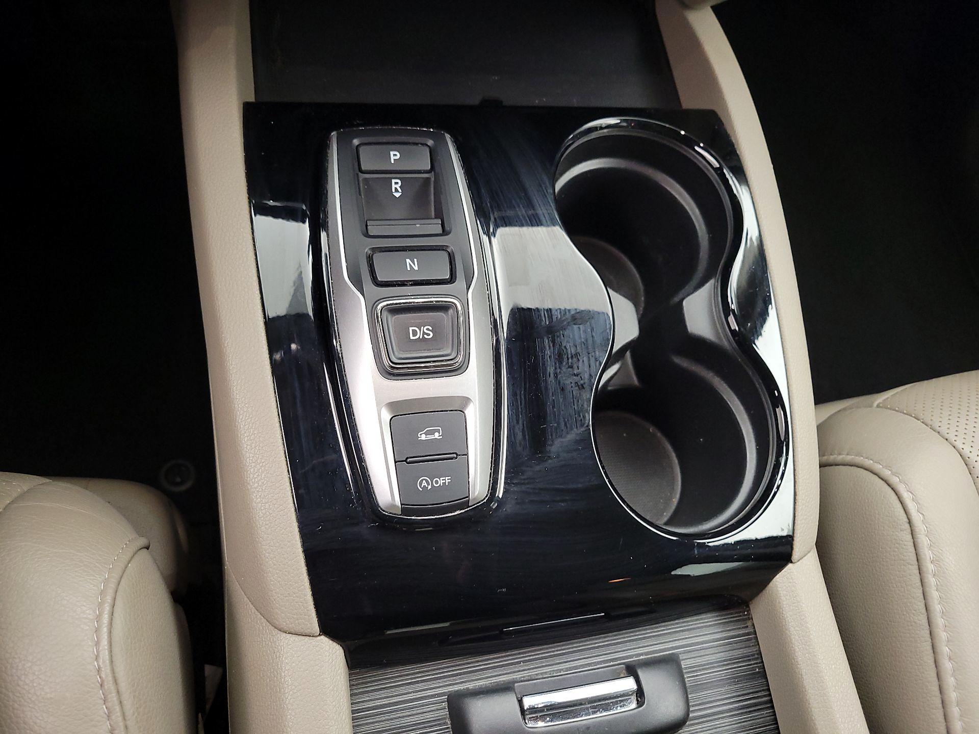 Thumbnail: 2017 Honda Pilot - 17