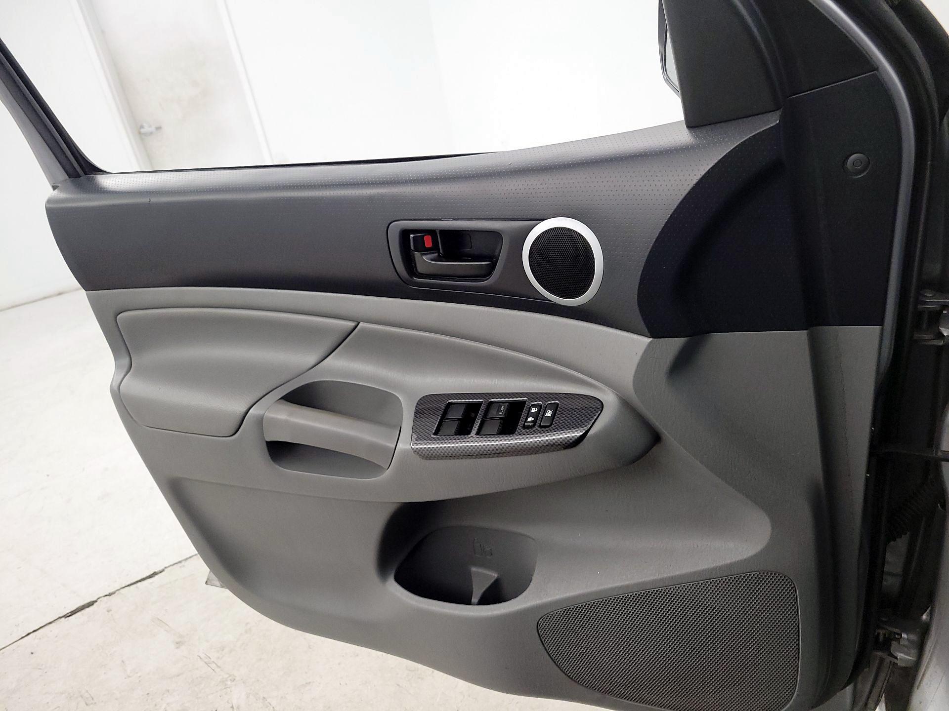 Thumbnail: 2015 Toyota Tacoma - 12