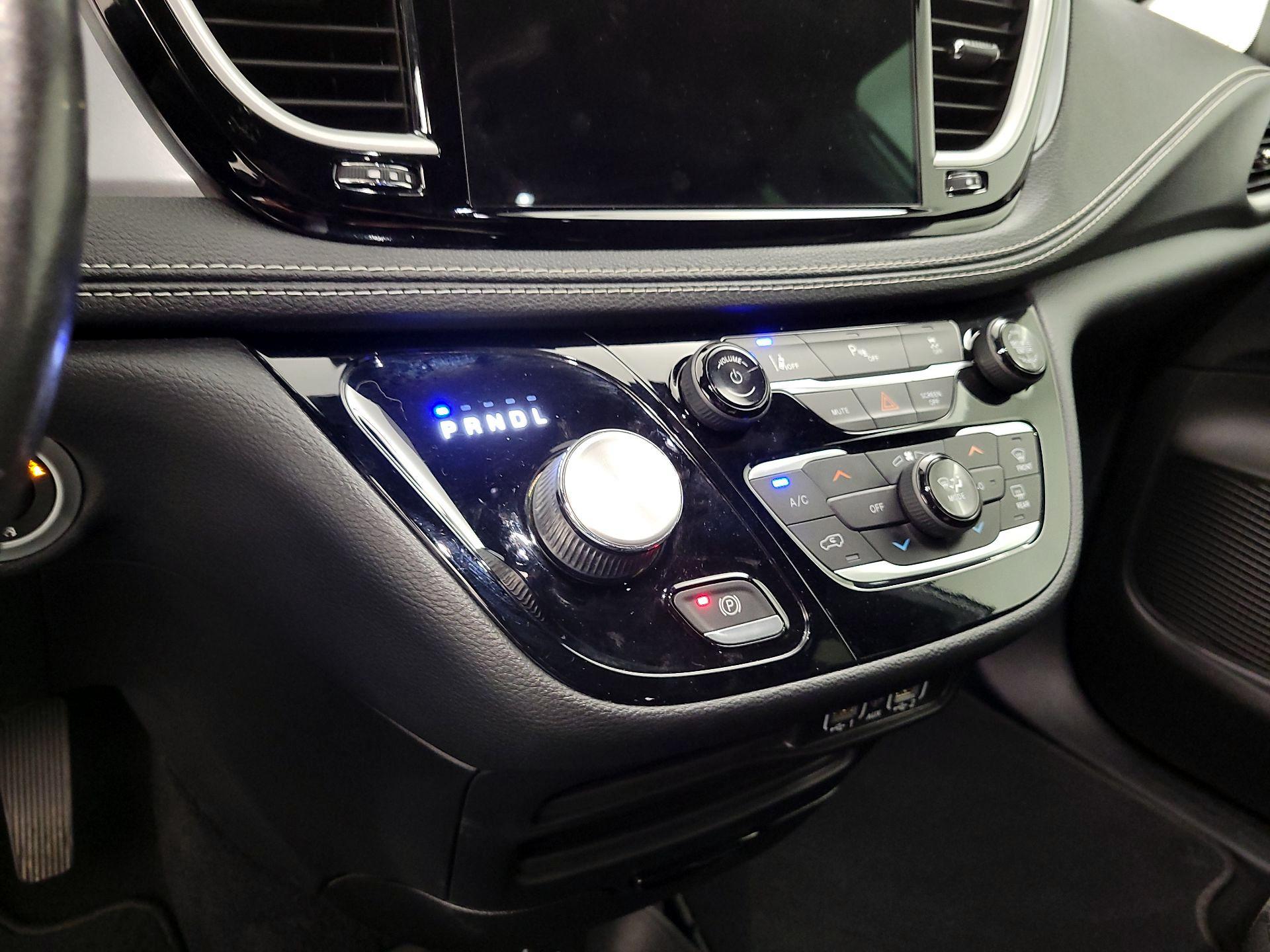 Thumbnail: 2021 Chrysler Pacifica - 17