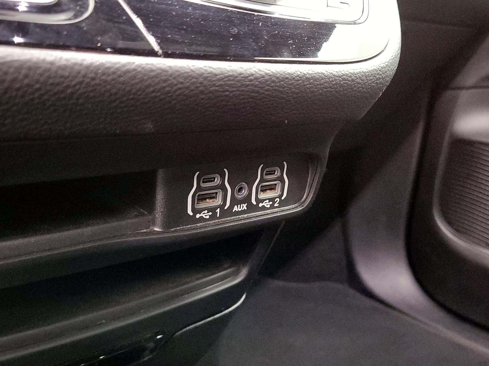 Thumbnail: 2021 Chrysler Pacifica - 18