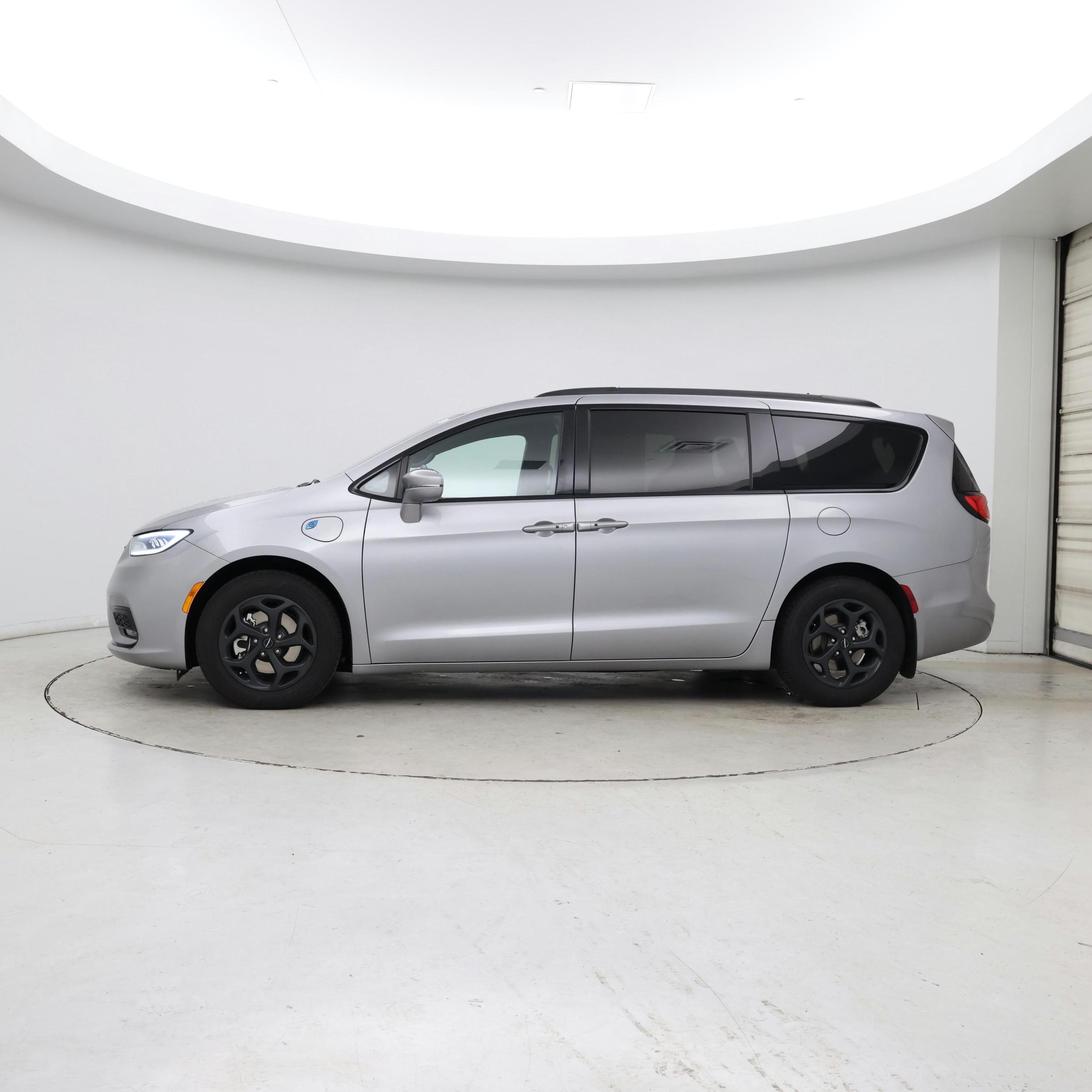 Thumbnail: 2021 Chrysler Pacifica - 3