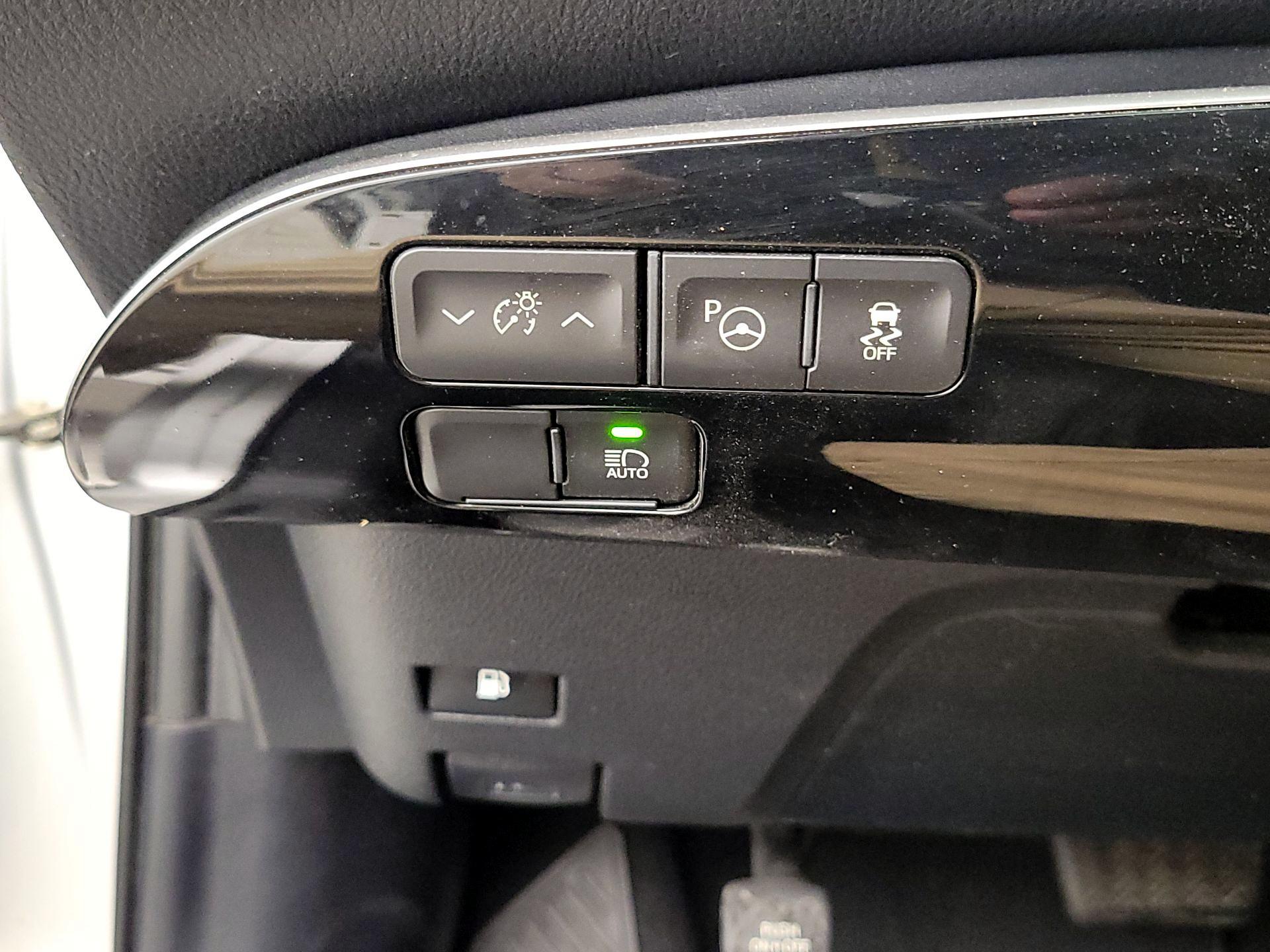 Thumbnail: 2020 Toyota Prius - 13