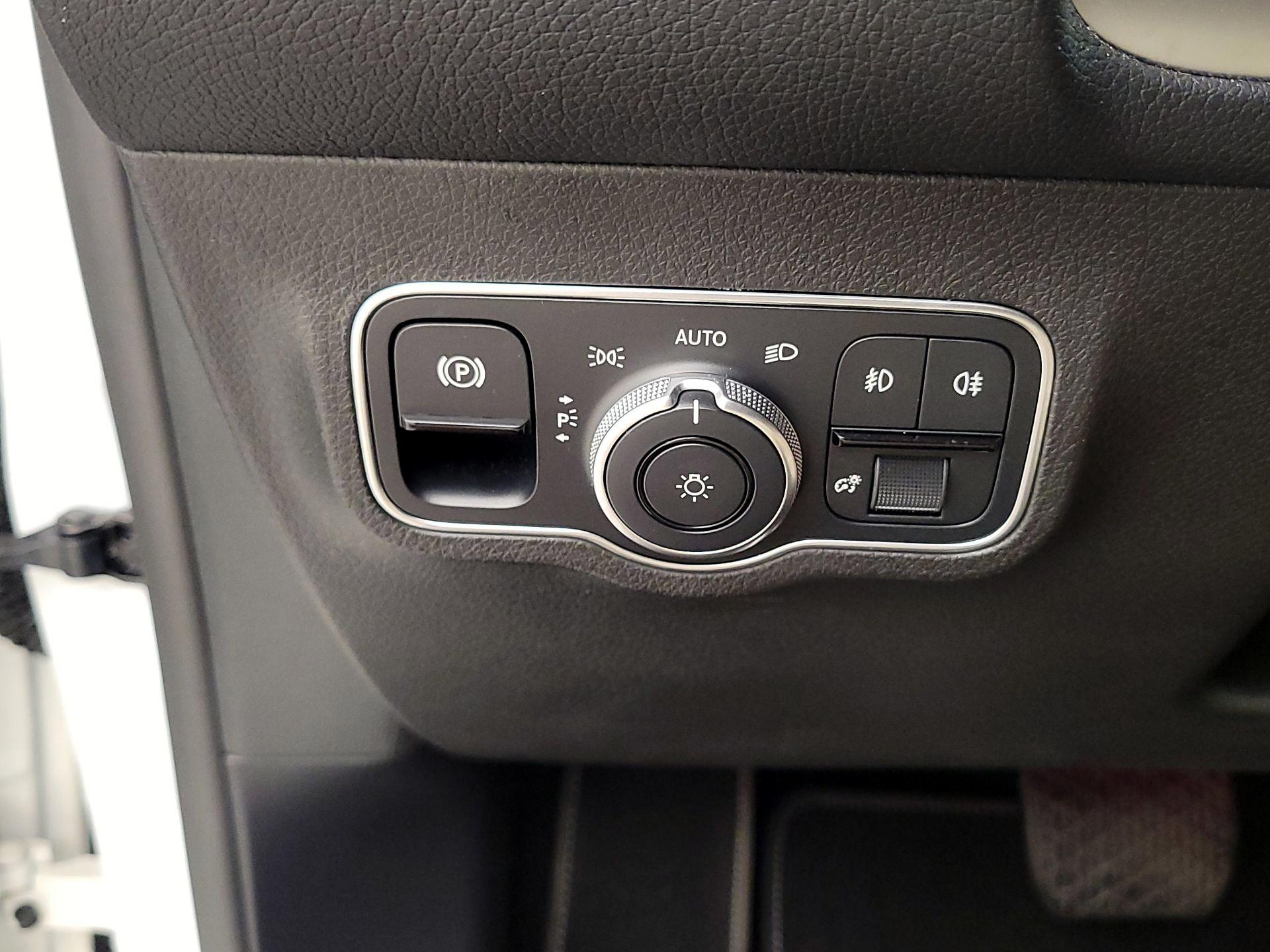 Thumbnail: 2022 Mercedes-Benz GLB - 13