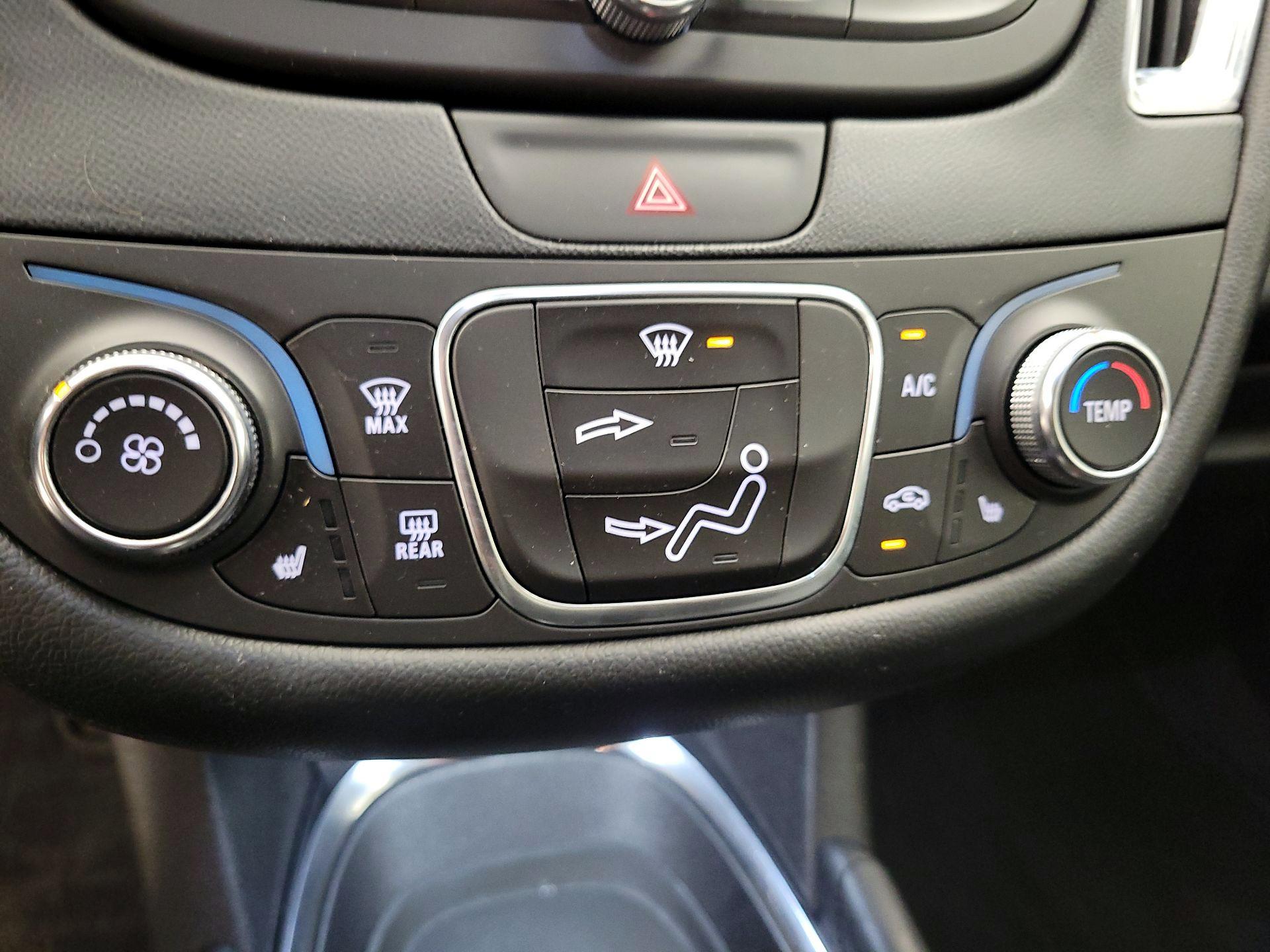 Thumbnail: 2016 Chevrolet Malibu - 16