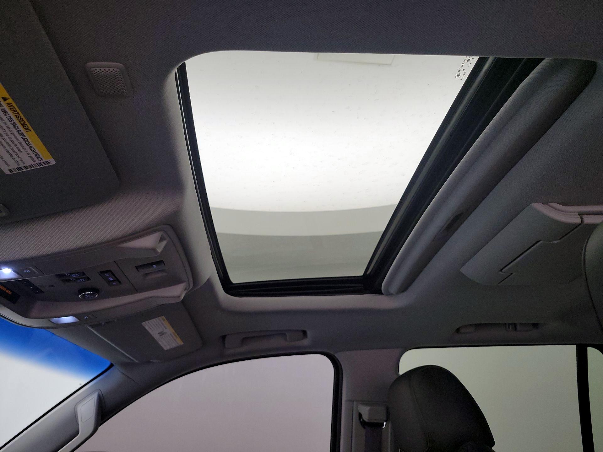 Thumbnail: 2016 Cadillac Escalade - 20