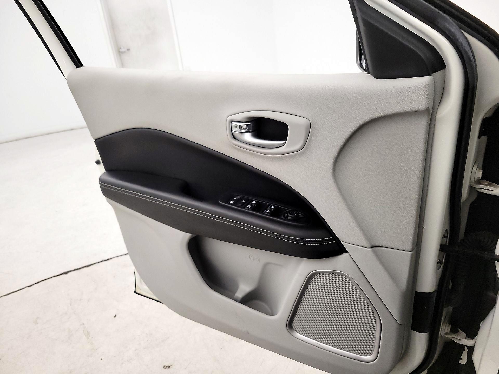 Thumbnail: 2018 Jeep Compass - 12