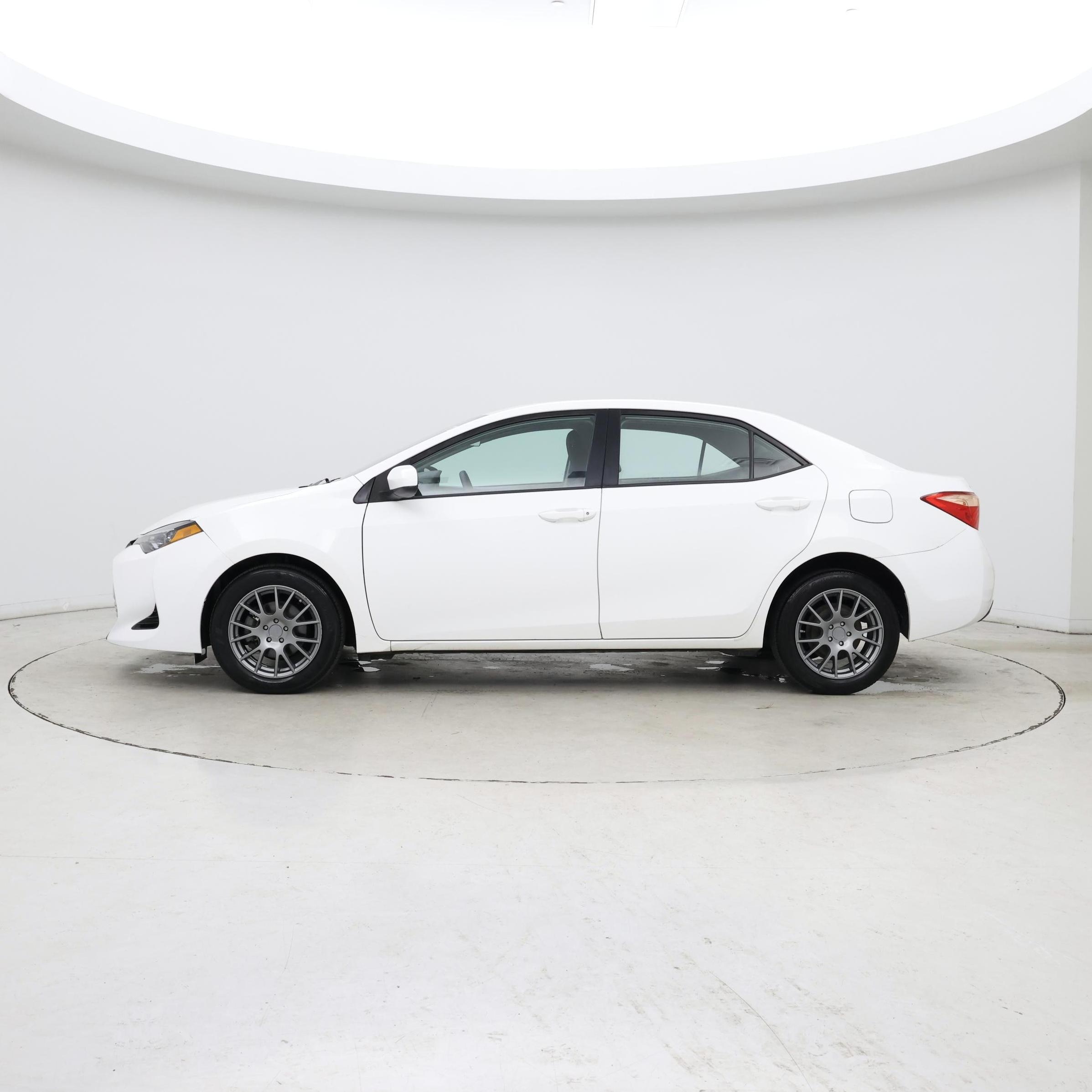 Thumbnail: 2018 Toyota Corolla - 3