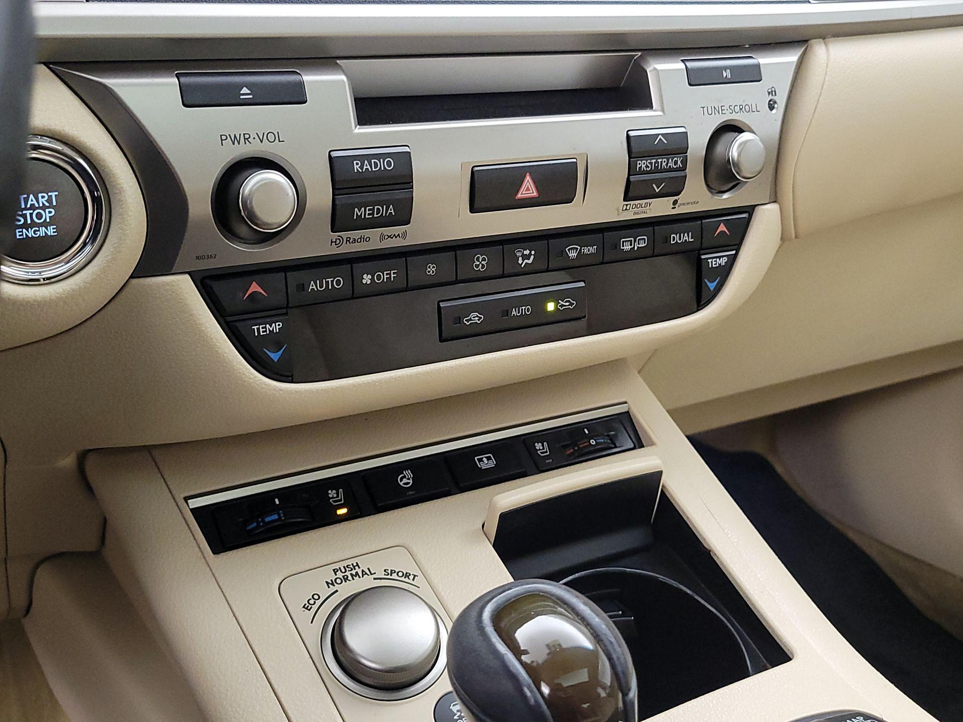 Thumbnail: 2014 Lexus ES - 16