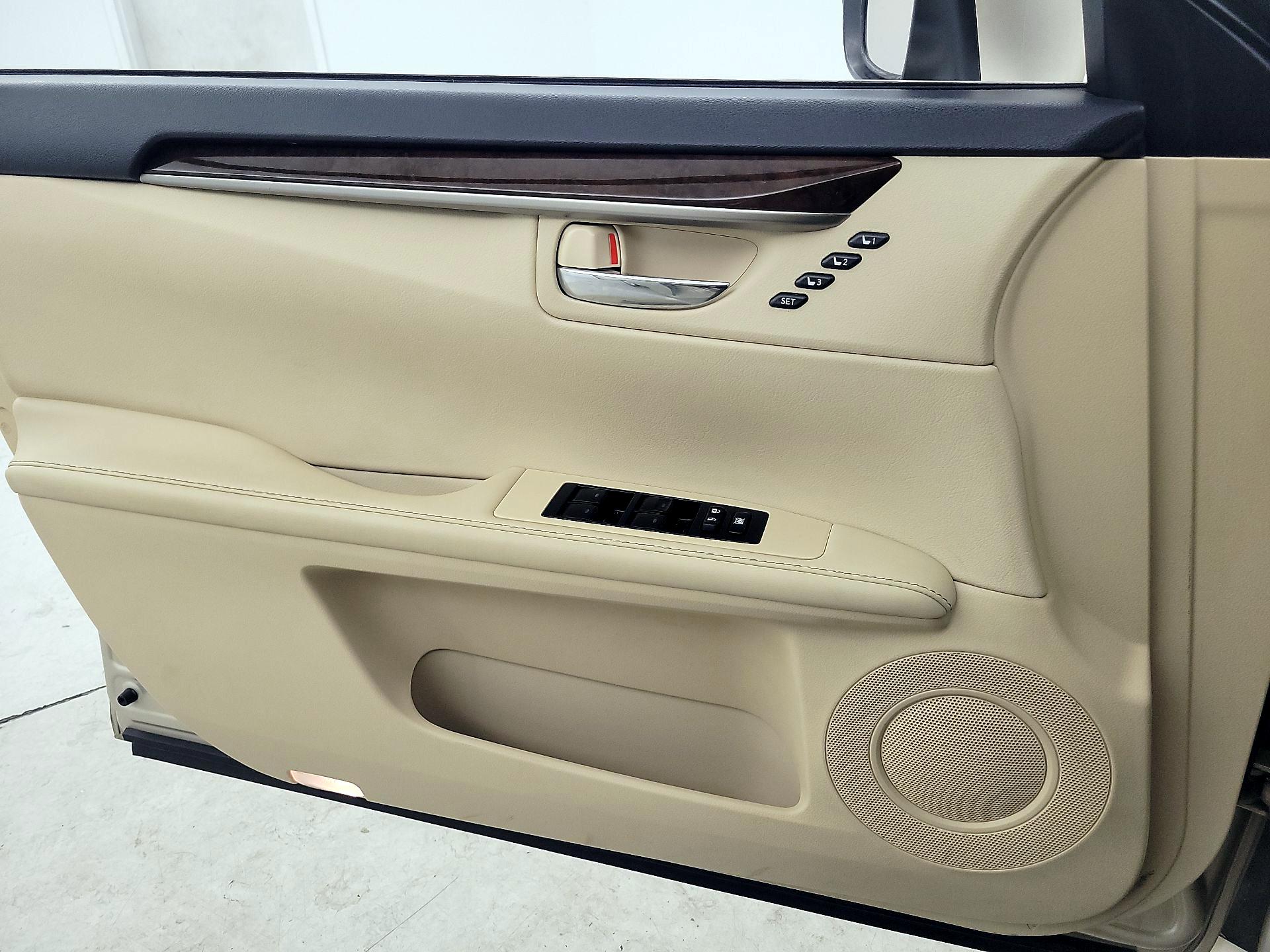 Thumbnail: 2015 Lexus ES - 12