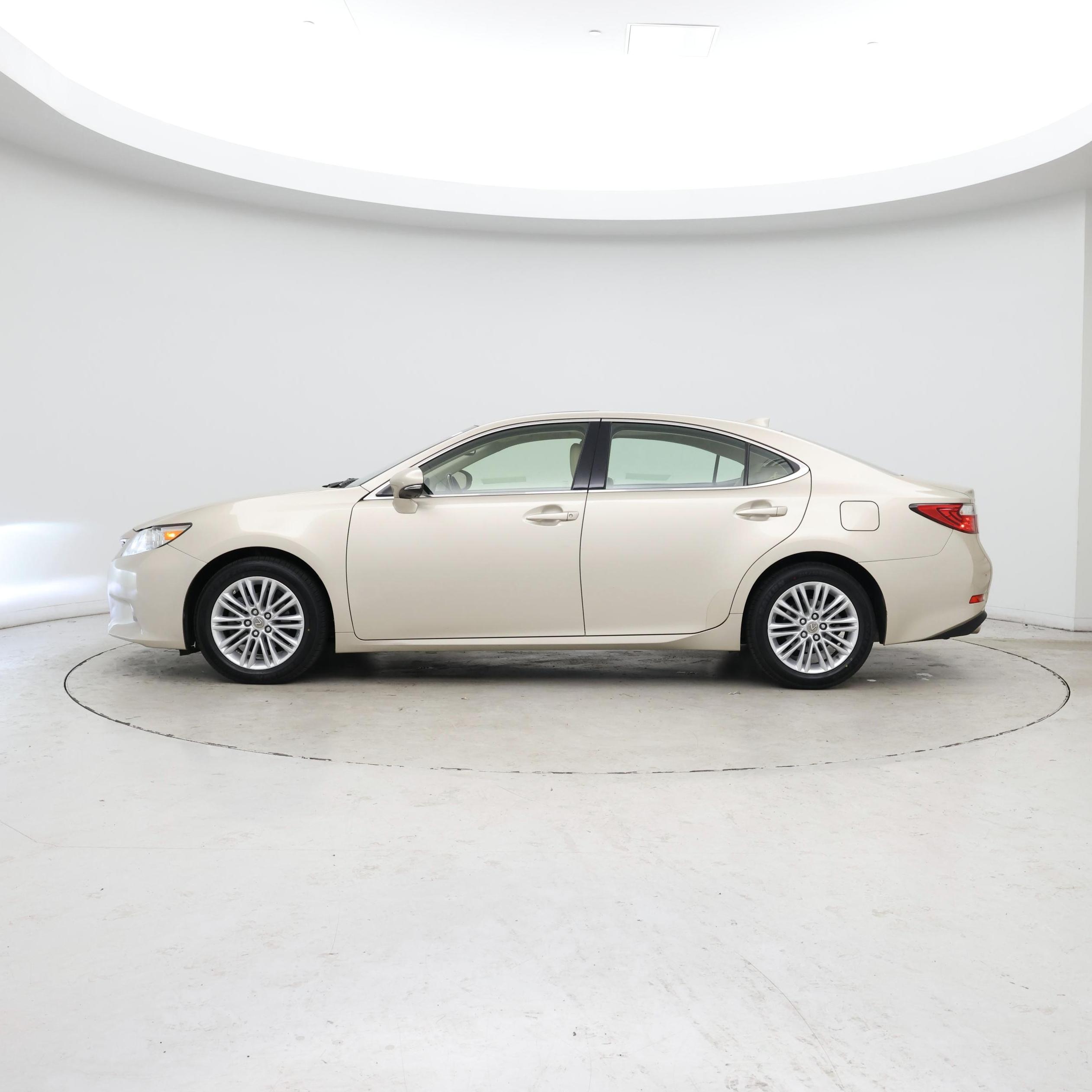 Thumbnail: 2015 Lexus ES - 3