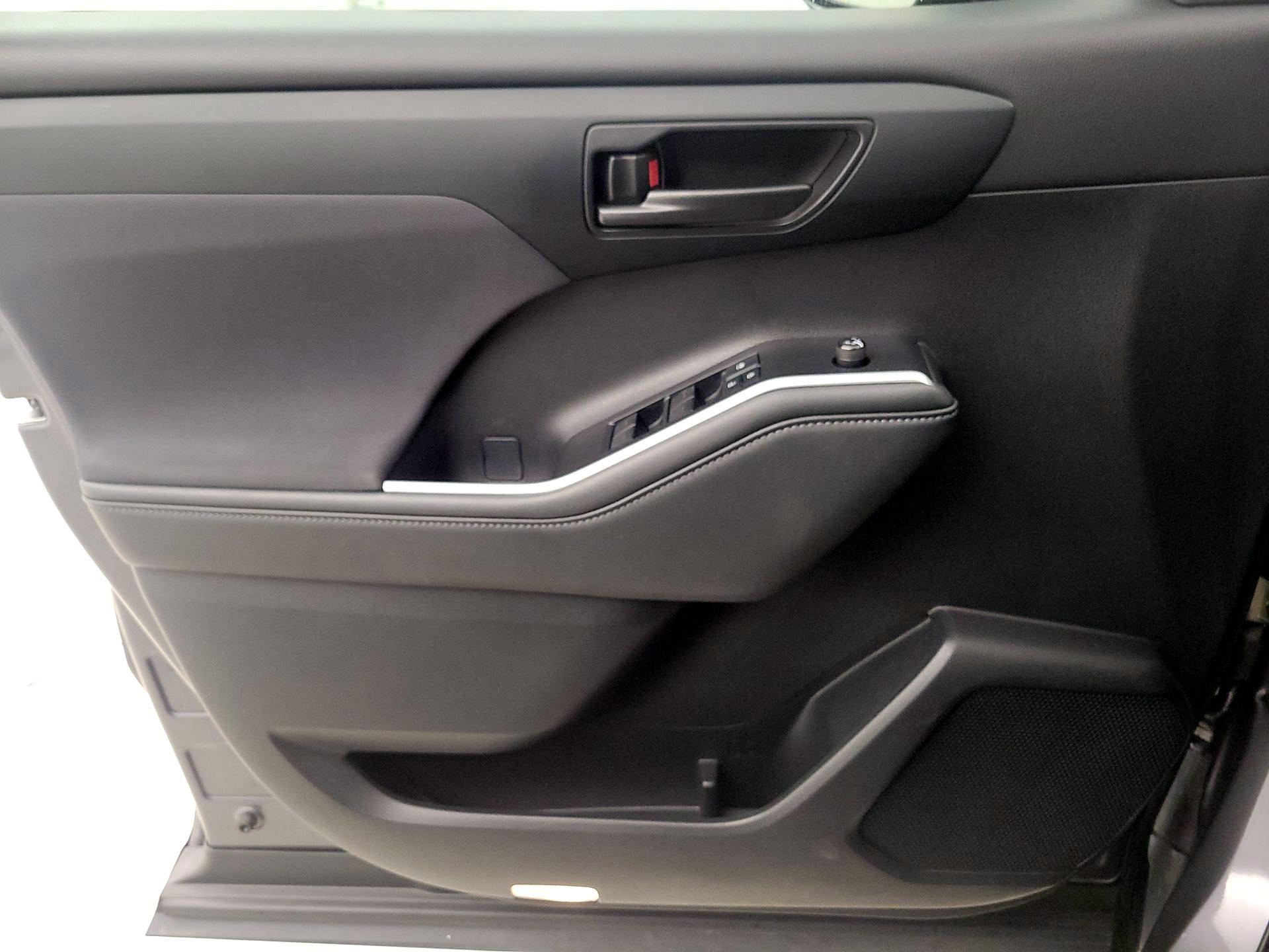 Thumbnail: 2021 Toyota Highlander - 12