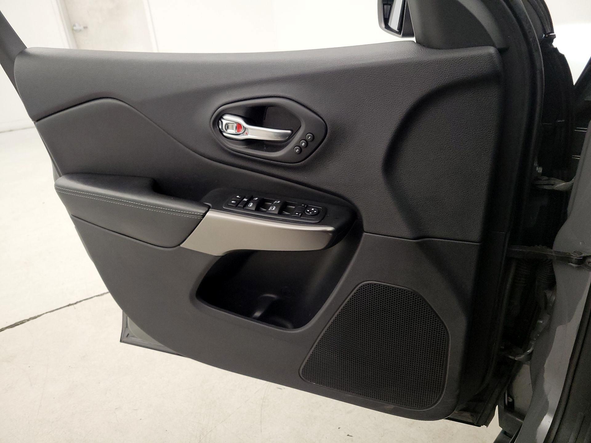 Thumbnail: 2020 Jeep Cherokee - 12