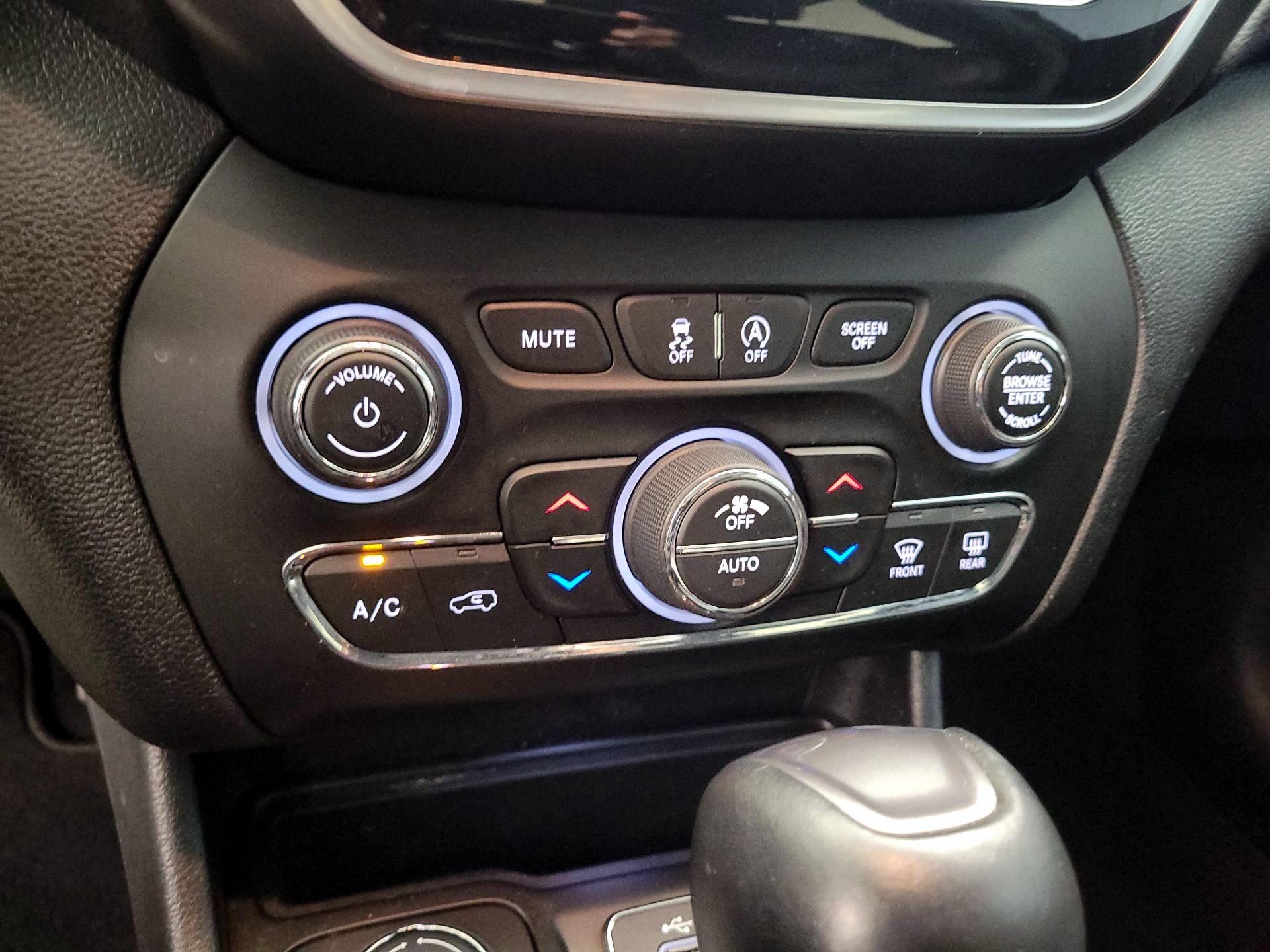 Thumbnail: 2020 Jeep Cherokee - 16