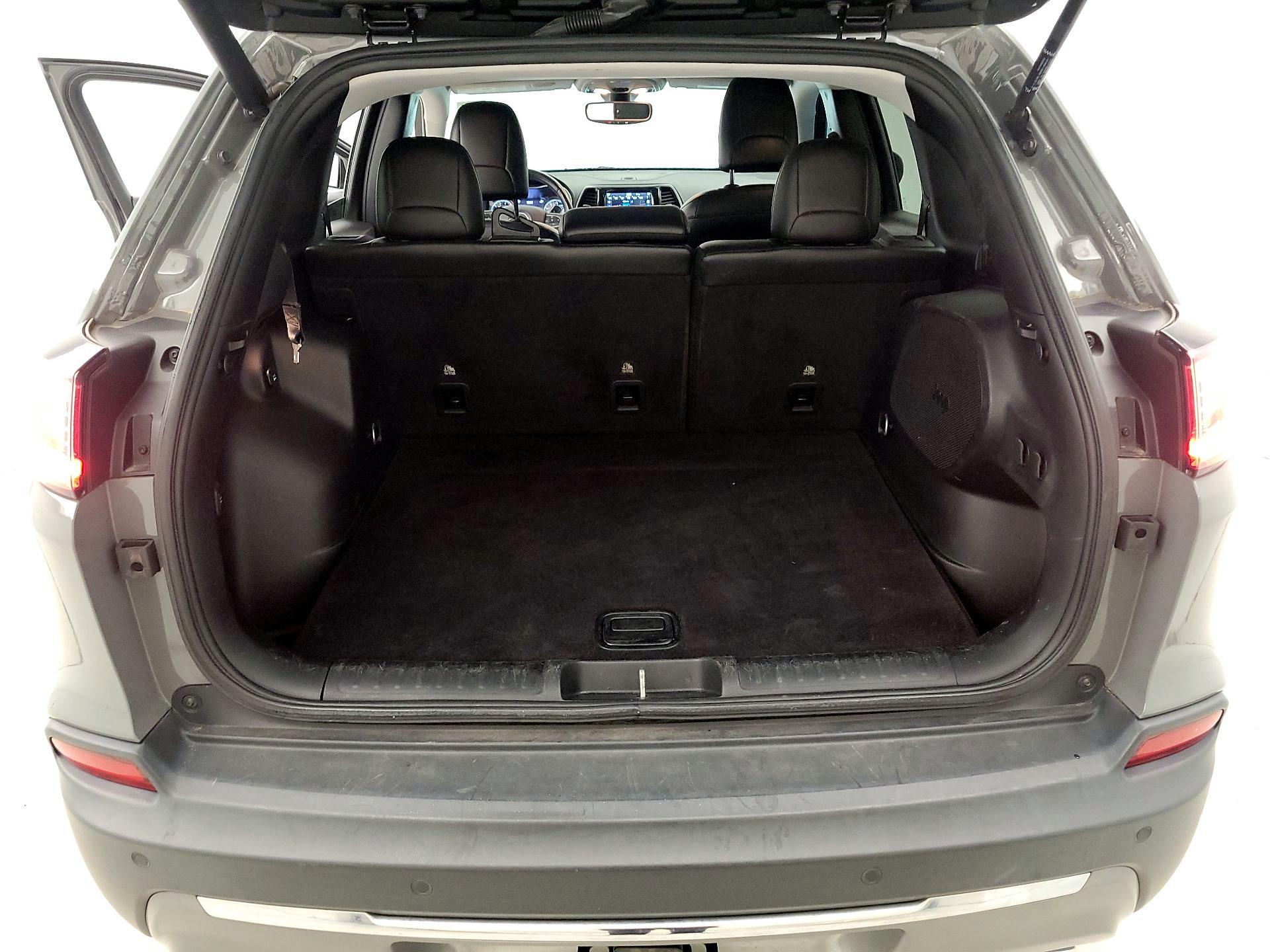 Thumbnail: 2020 Jeep Cherokee - 20