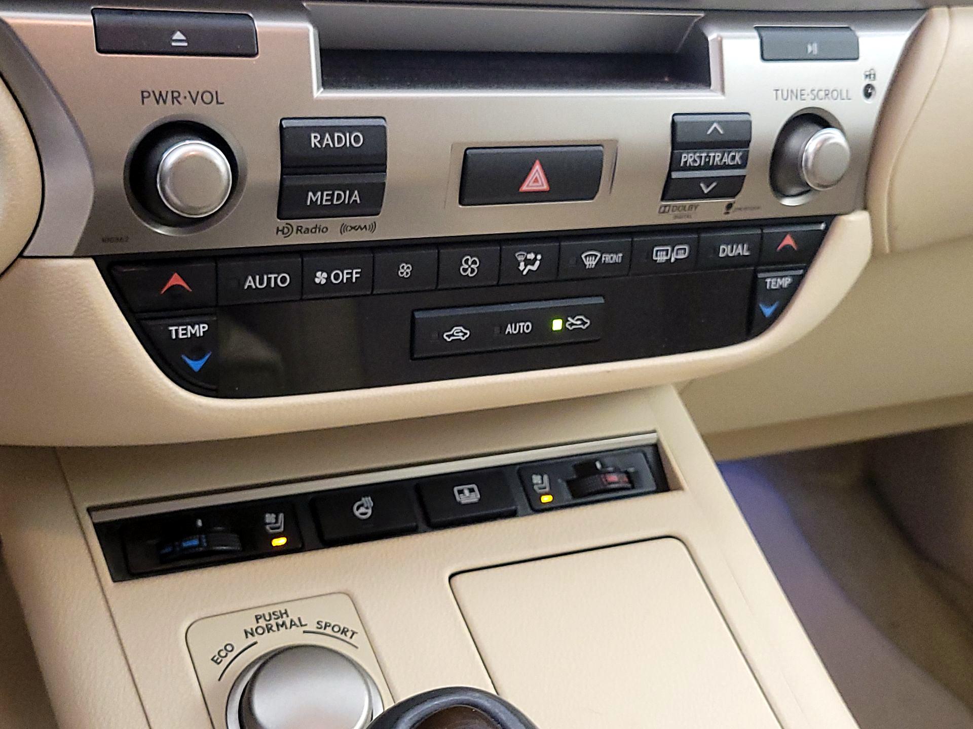 Thumbnail: 2014 Lexus ES - 16