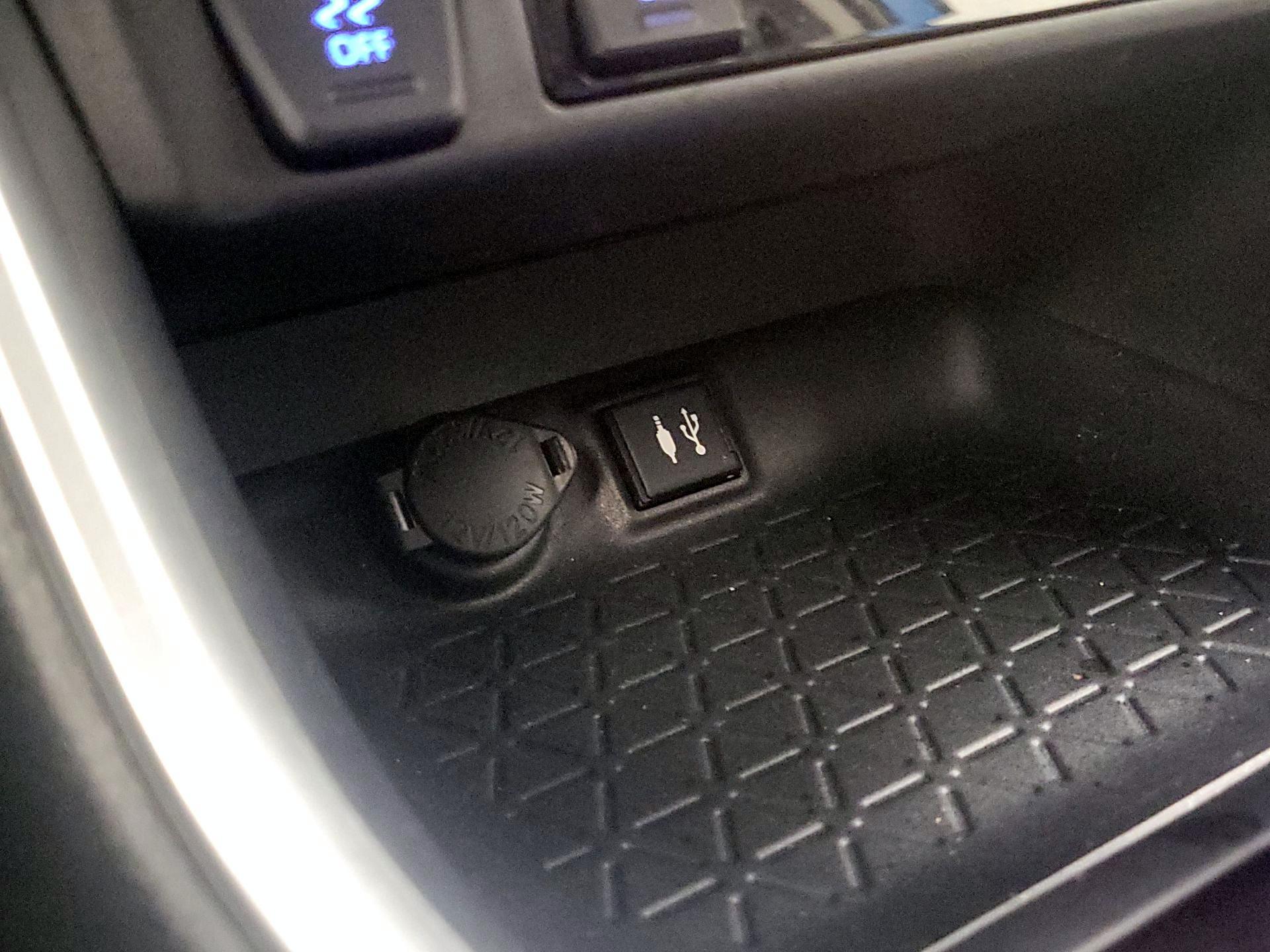 Thumbnail: 2019 Toyota RAV4 - 18