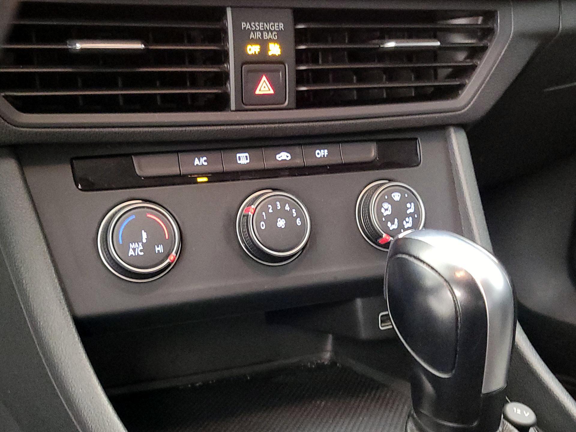 Thumbnail: 2019 Volkswagen Jetta - 16