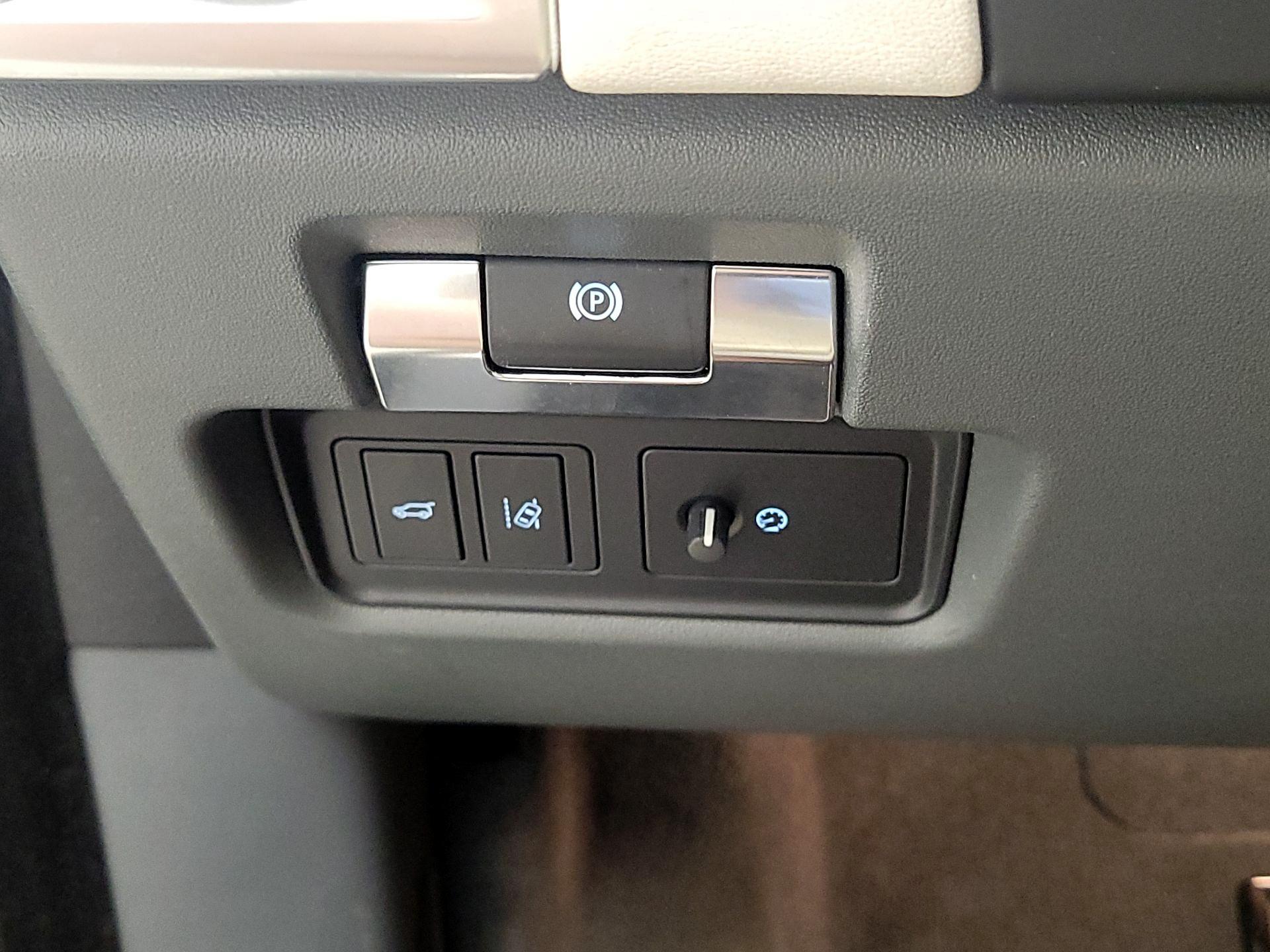 Thumbnail: 2019 Jaguar E-Pace - 13