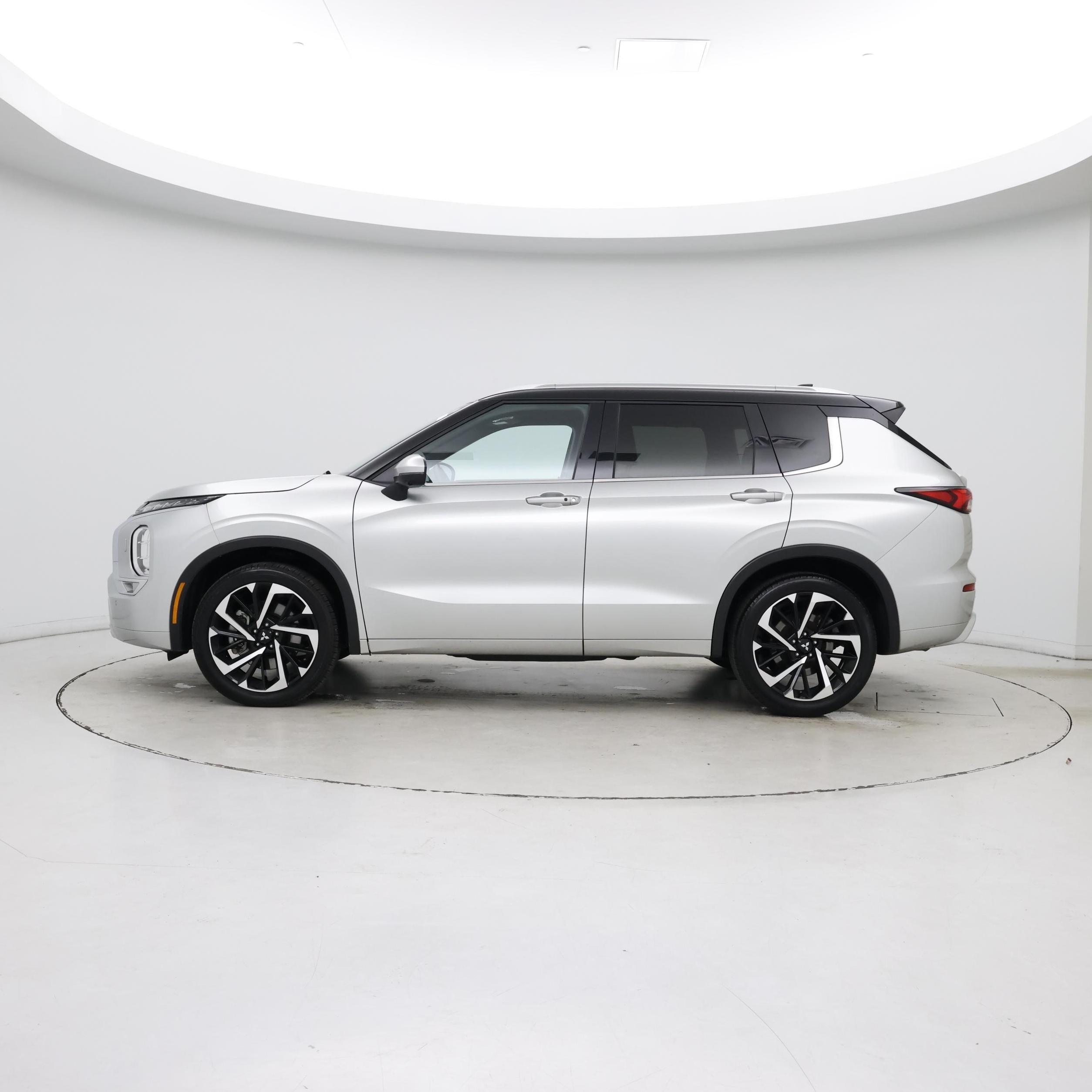 Thumbnail: 2024 Mitsubishi Outlander - 3