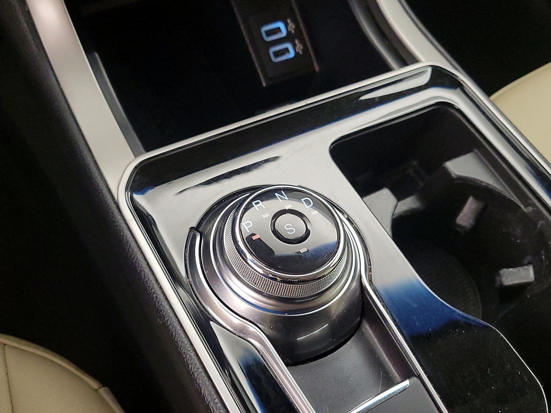 Thumbnail: 2019 Ford Edge - 17