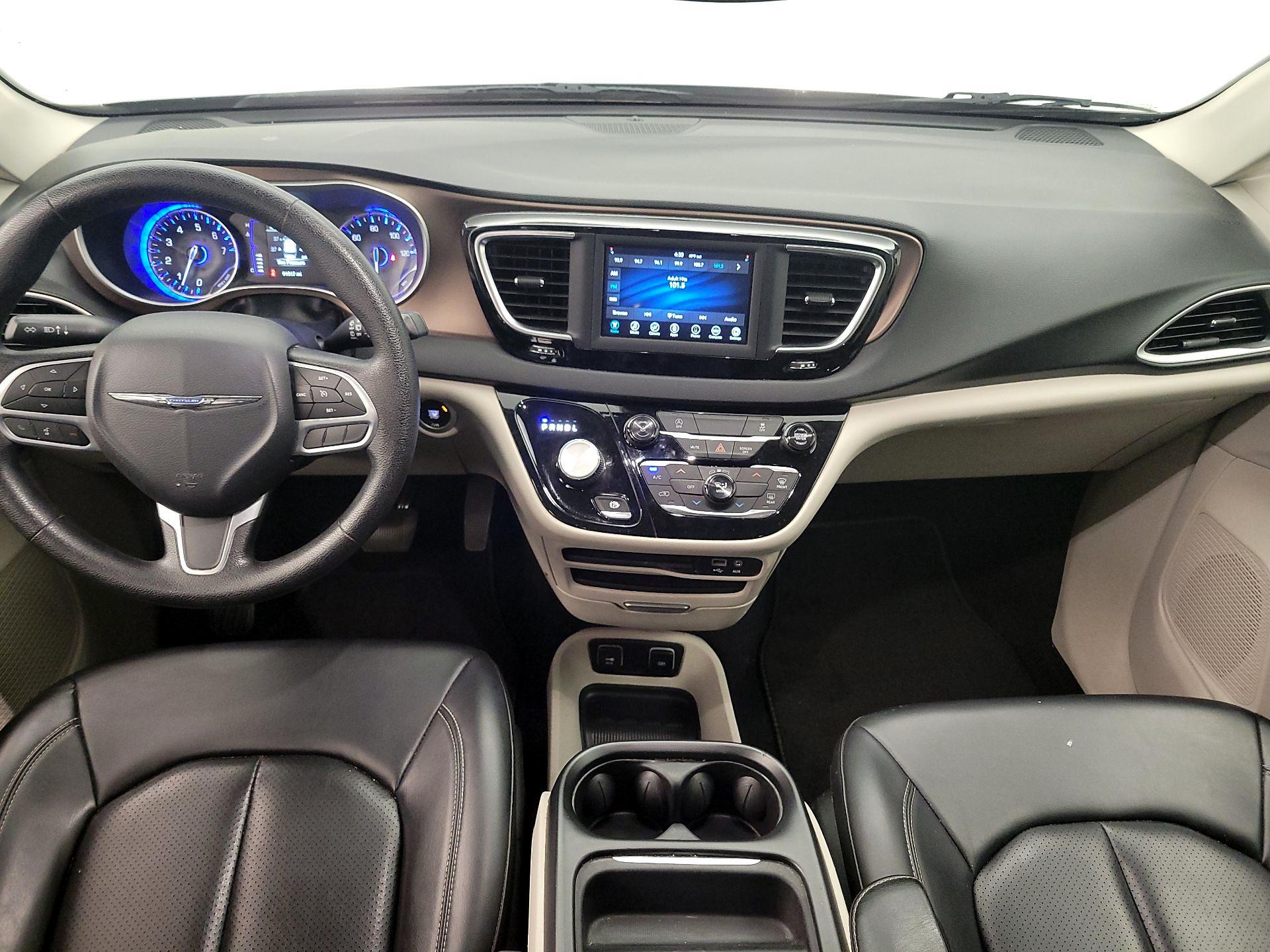 Thumbnail: 2020 Chrysler Voyager - 9