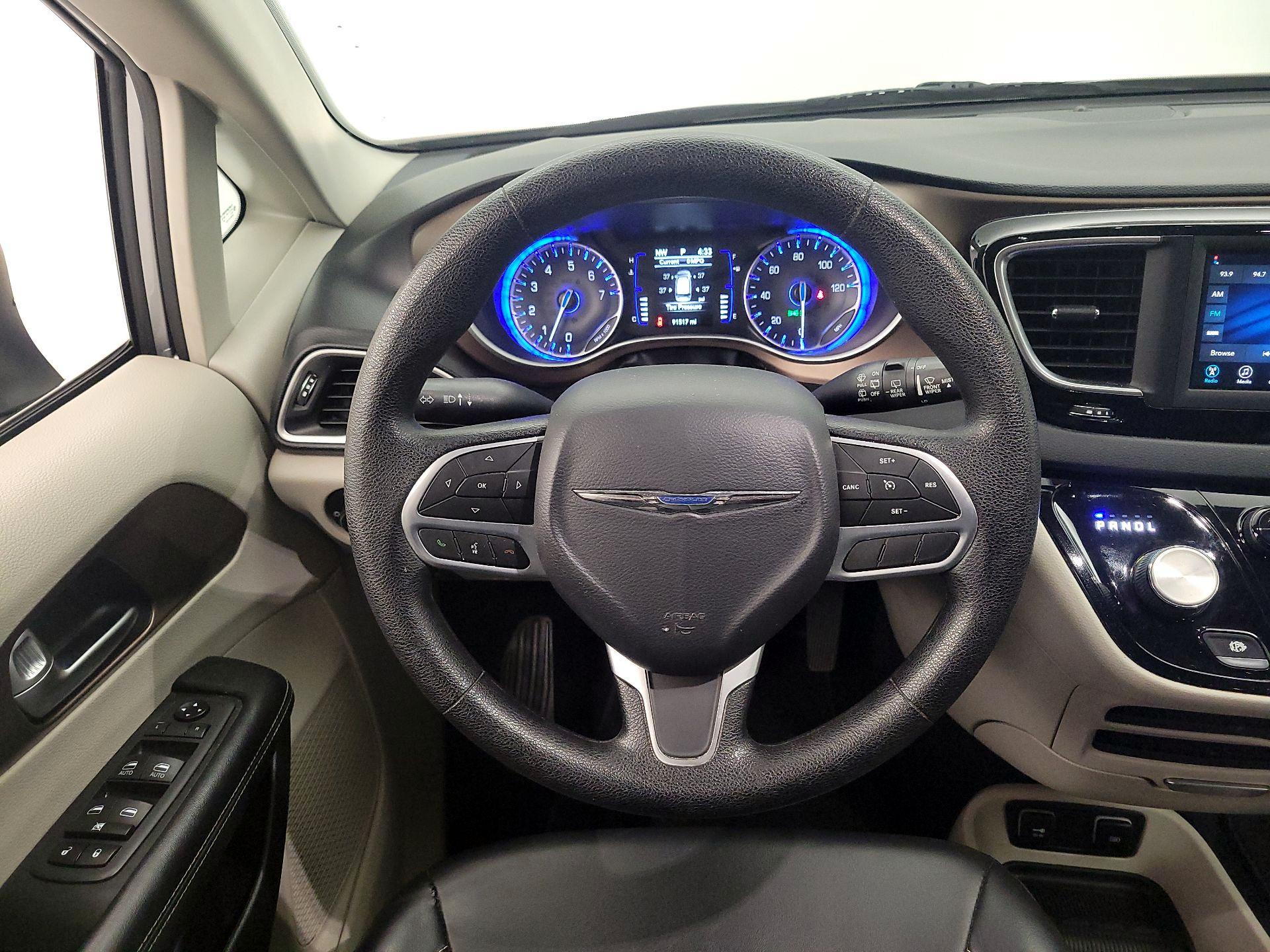 Thumbnail: 2020 Chrysler Voyager - 10