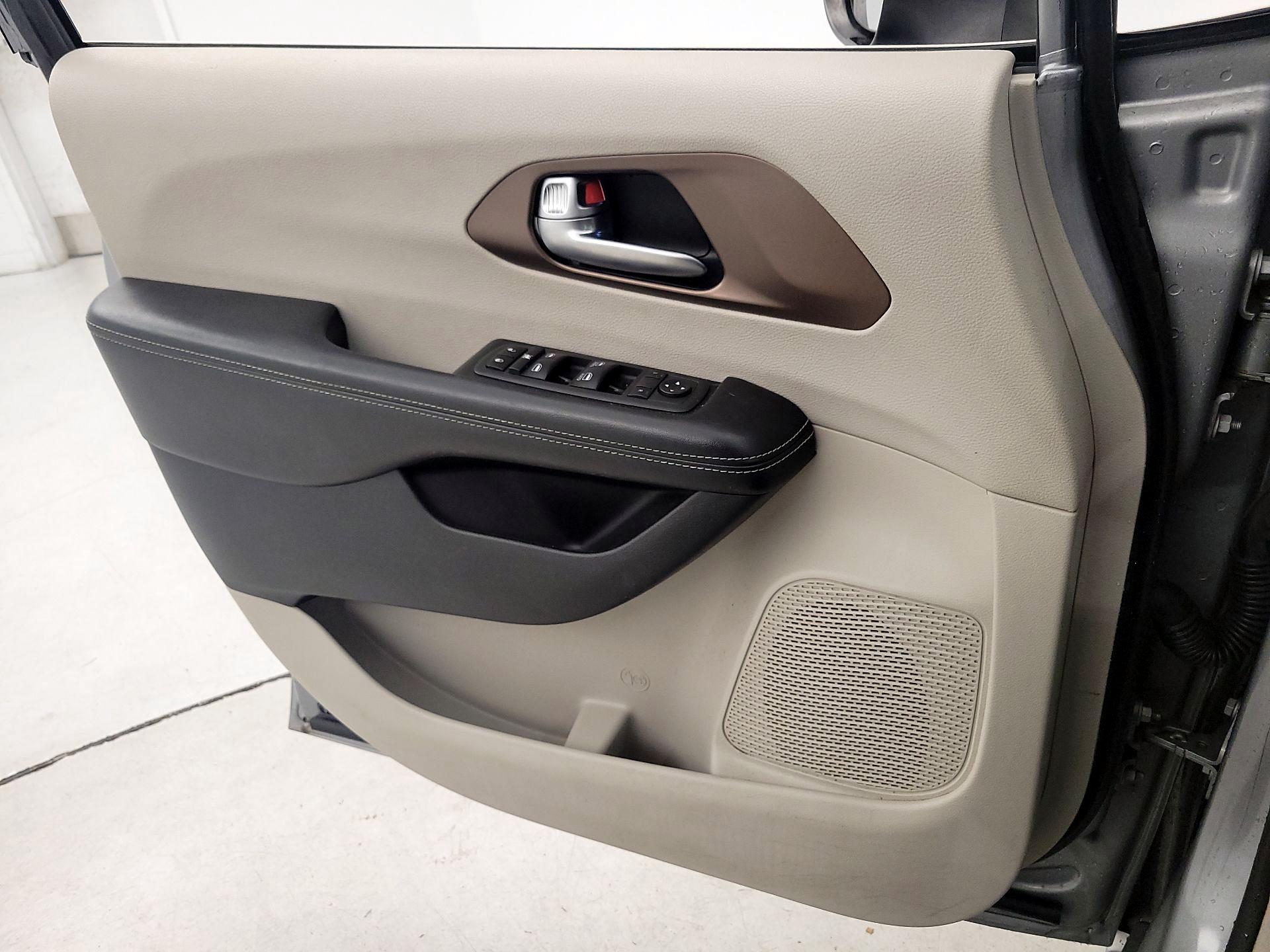 Thumbnail: 2020 Chrysler Voyager - 12