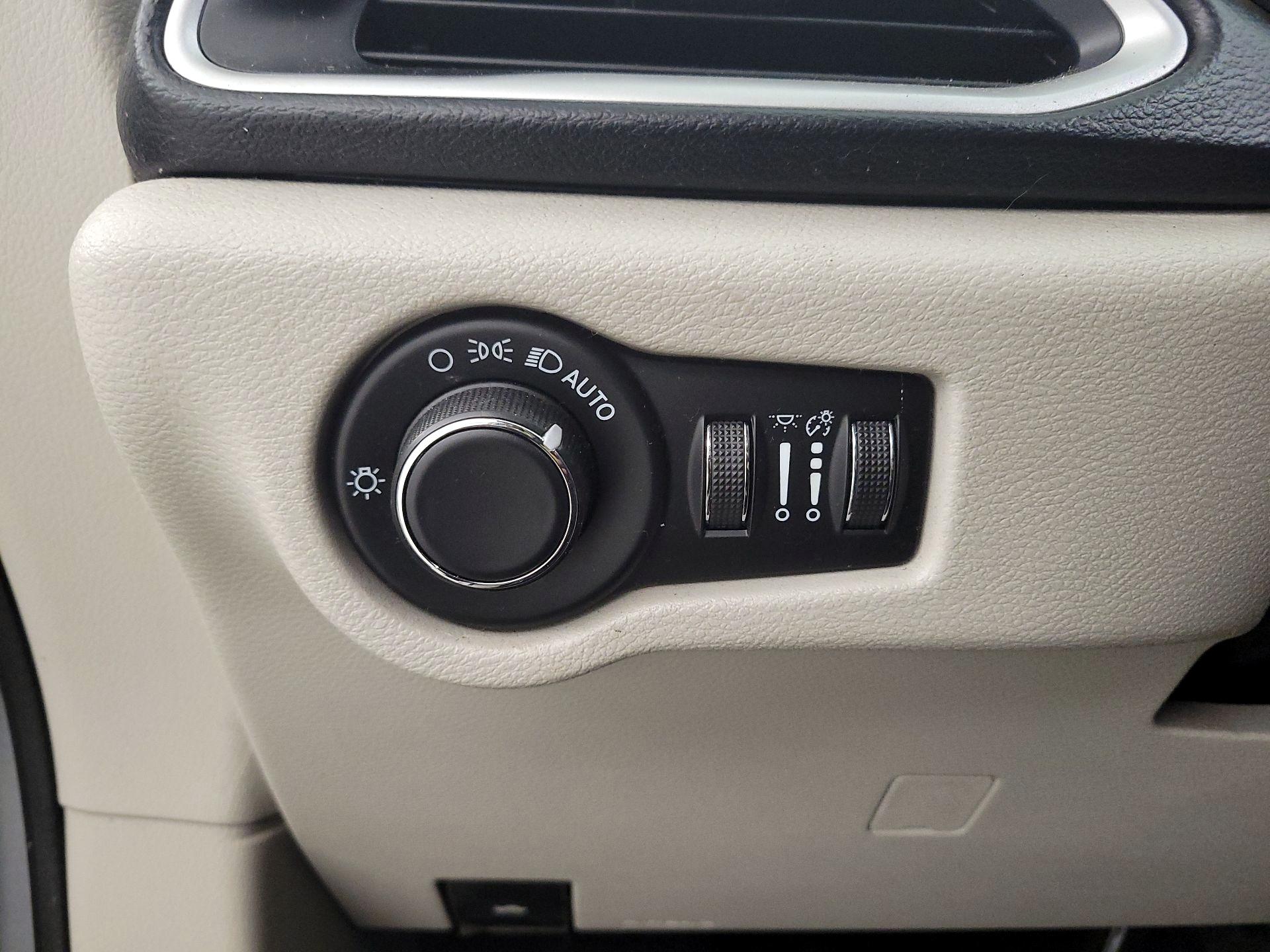 Thumbnail: 2020 Chrysler Voyager - 13