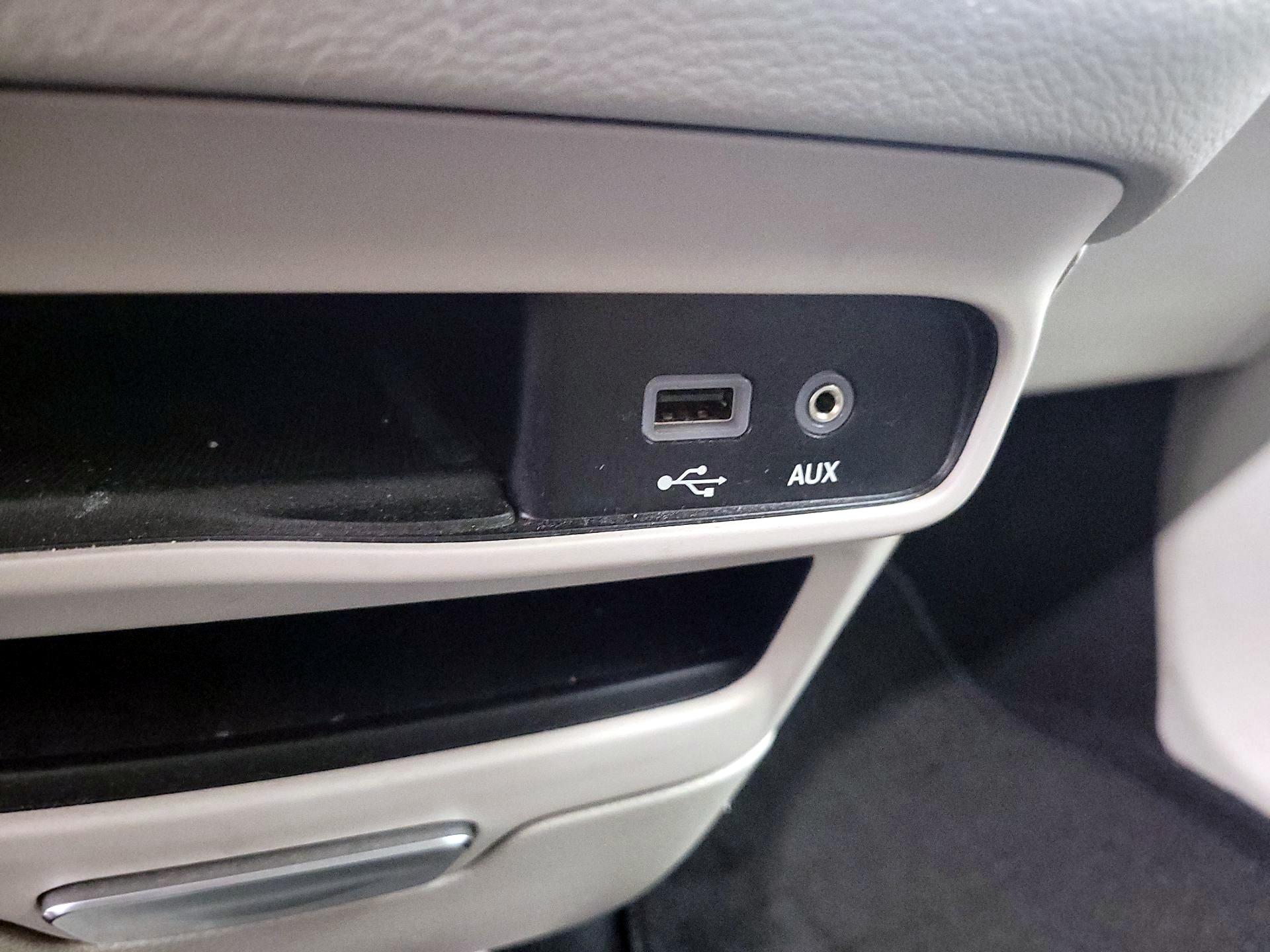 Thumbnail: 2020 Chrysler Voyager - 18