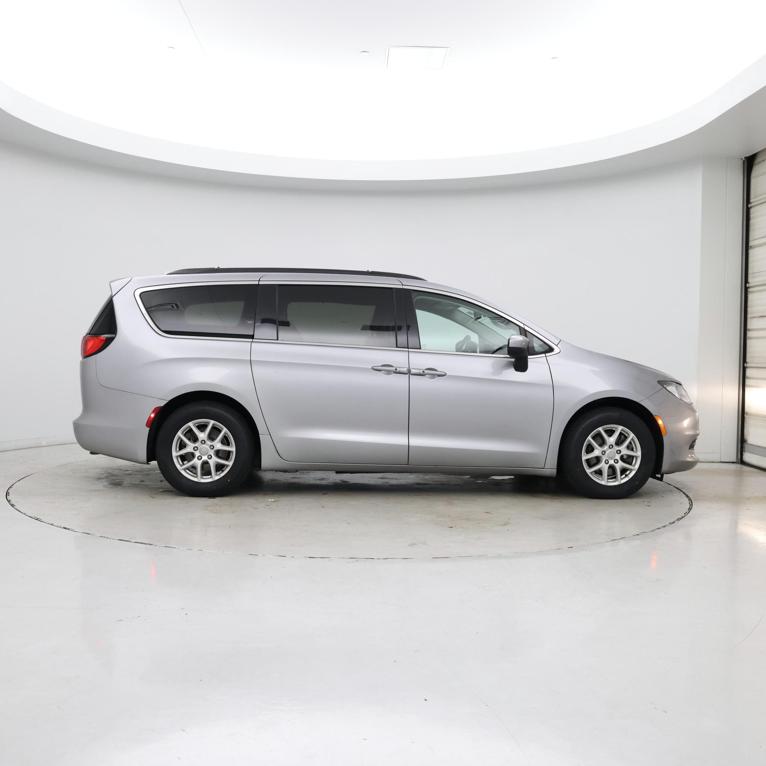 Thumbnail: 2020 Chrysler Voyager - 7