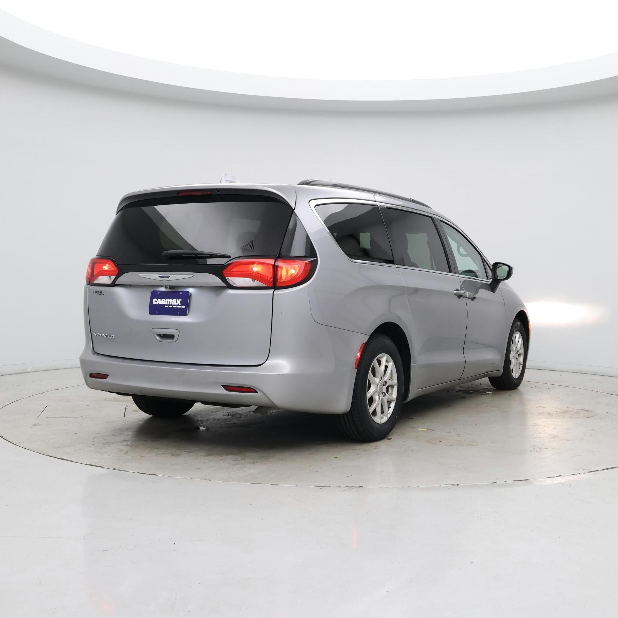 Thumbnail: 2020 Chrysler Voyager - 8