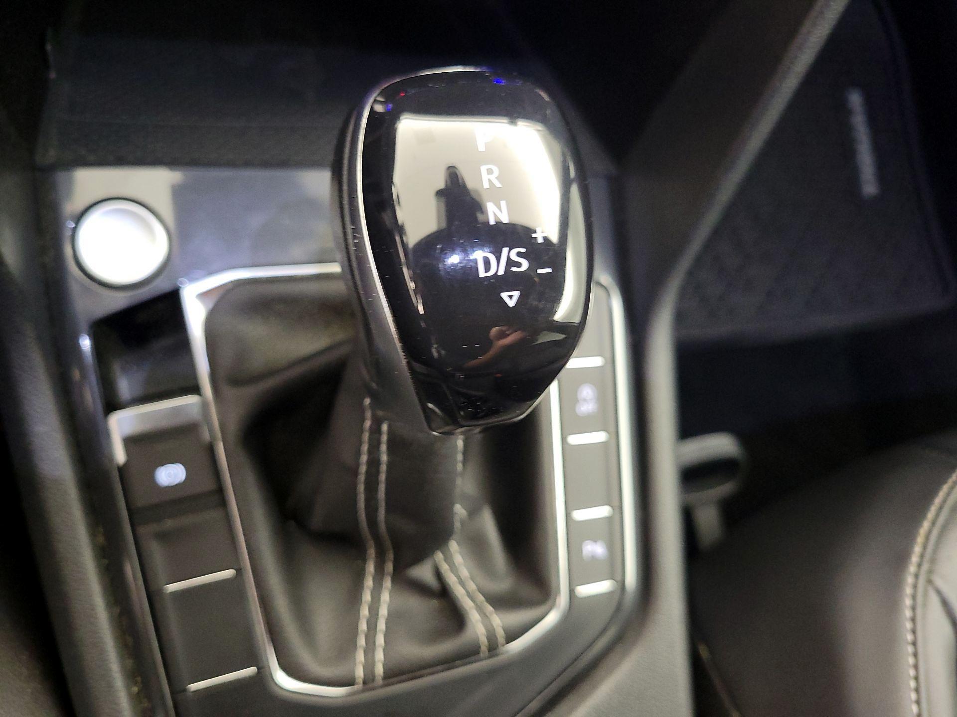 Thumbnail: 2022 Volkswagen Tiguan - 17