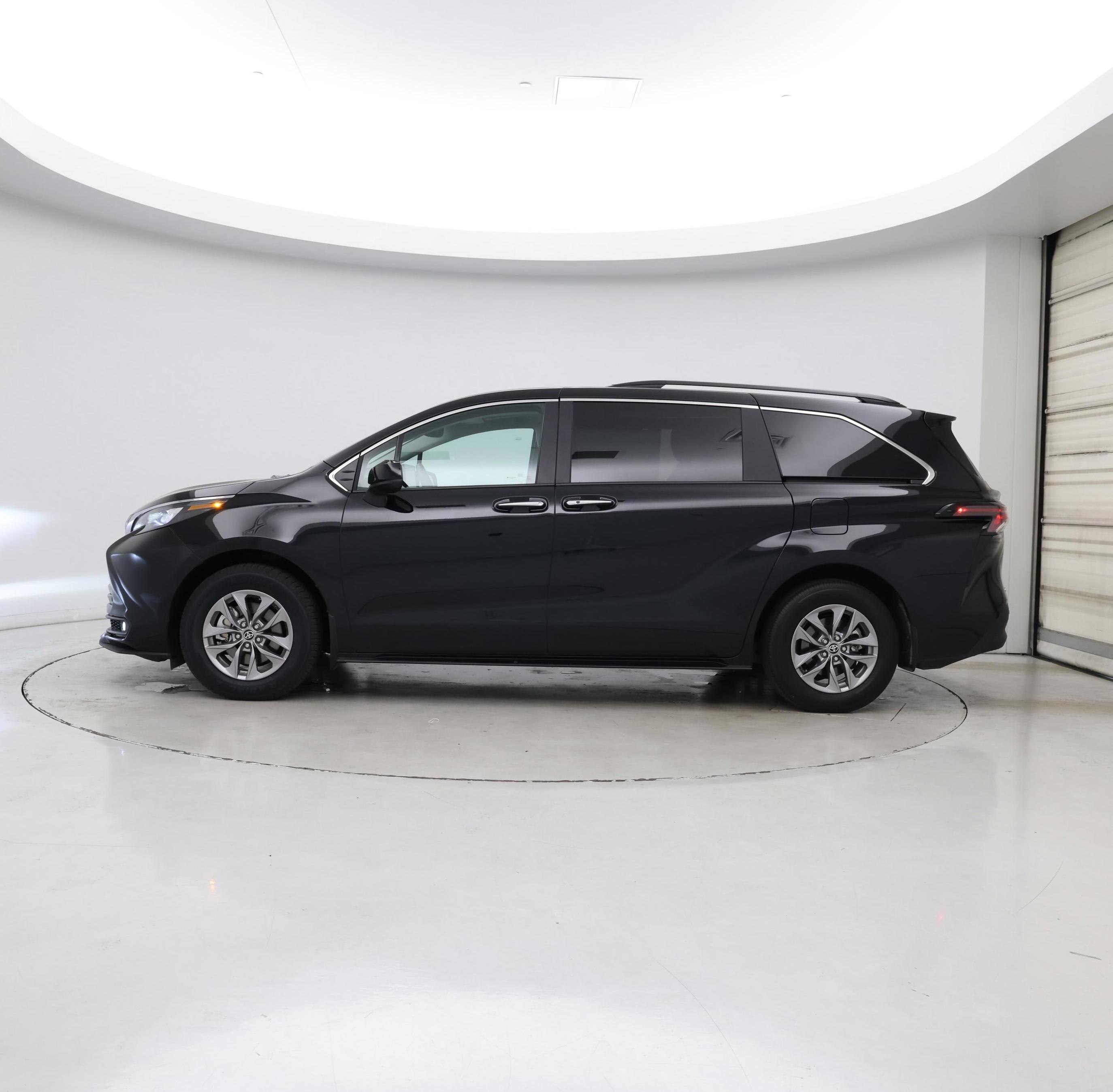 Thumbnail: 2025 Toyota Sienna - 3