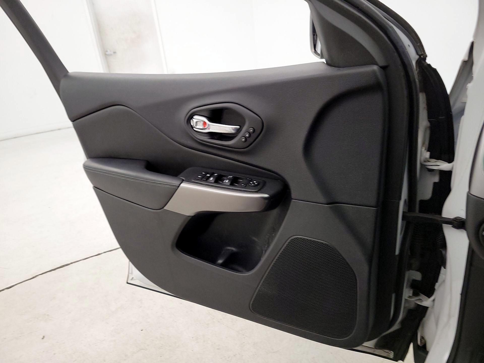 Thumbnail: 2019 Jeep Cherokee - 12