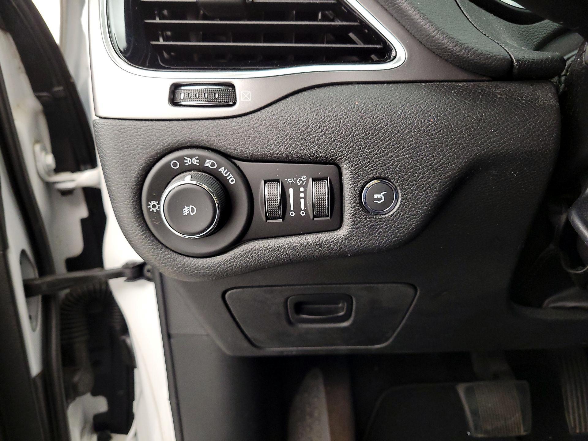 Thumbnail: 2019 Jeep Cherokee - 13