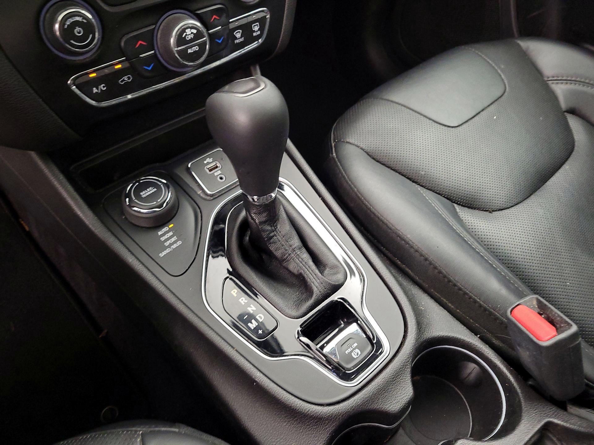 Thumbnail: 2019 Jeep Cherokee - 17