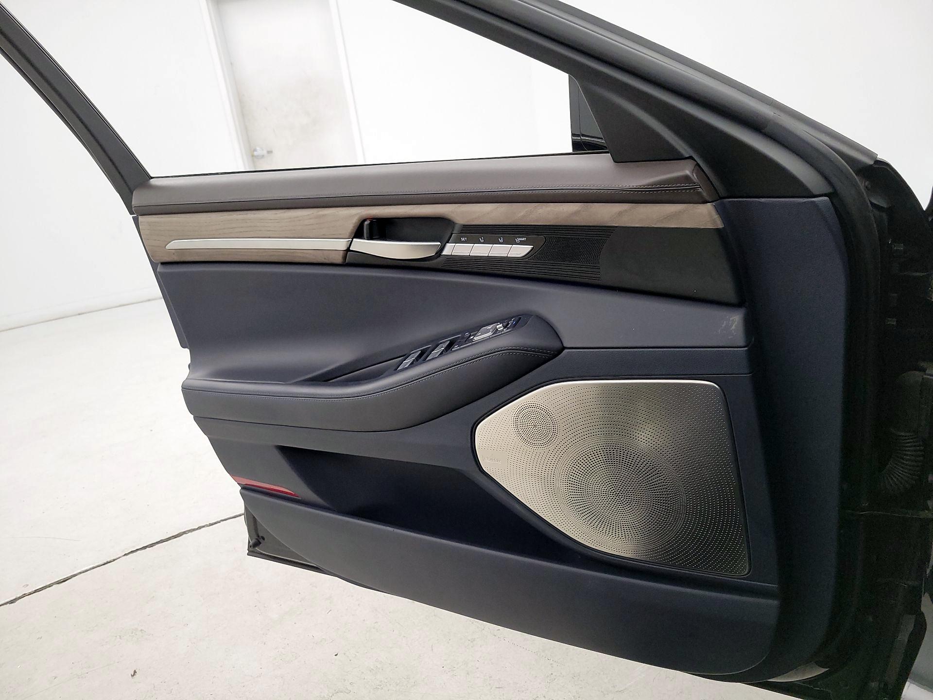 Thumbnail: 2021 Genesis G90 - 12