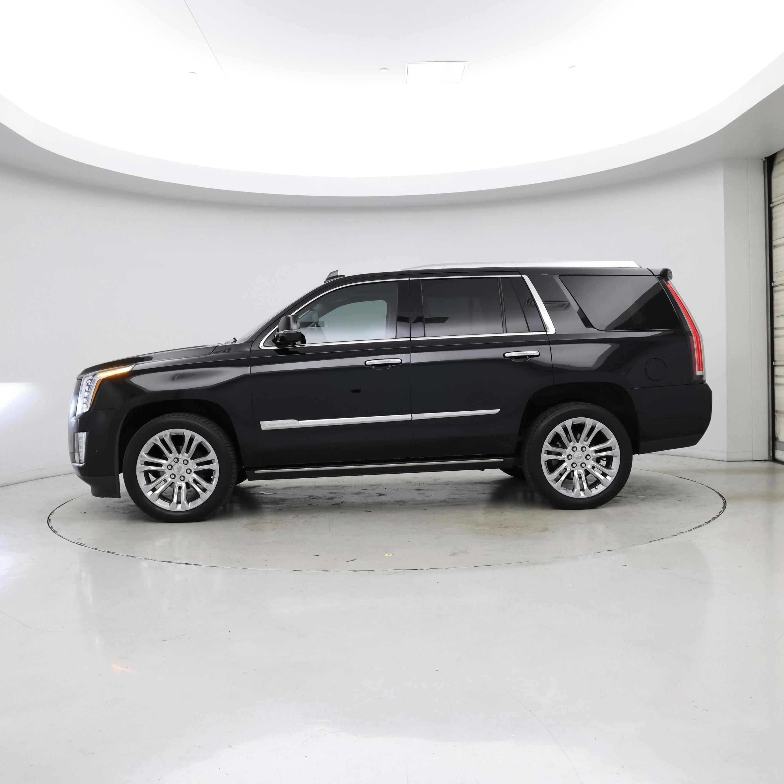 Thumbnail: 2020 Cadillac Escalade - 3