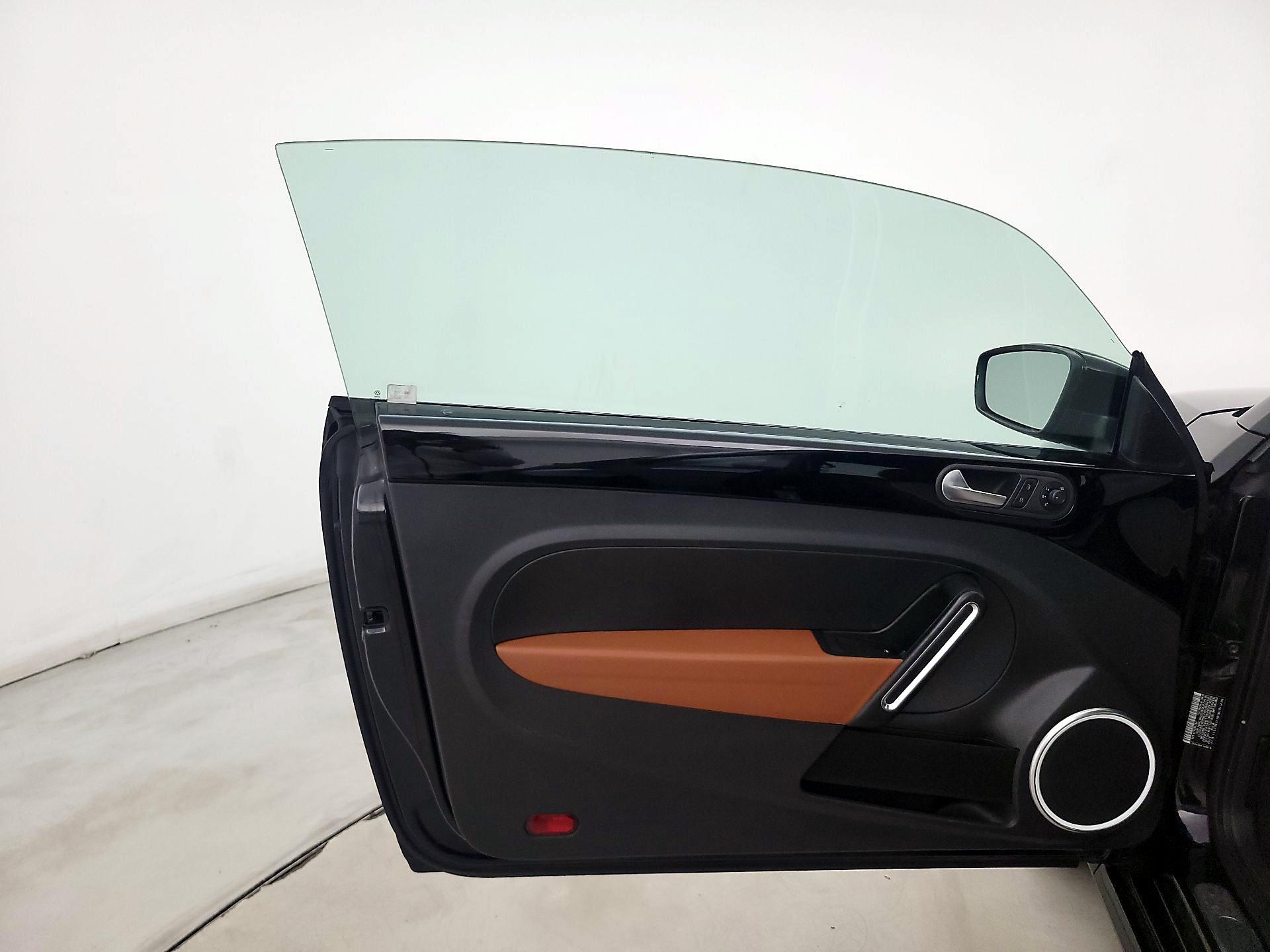 Thumbnail: 2016 Volkswagen Beetle - 12