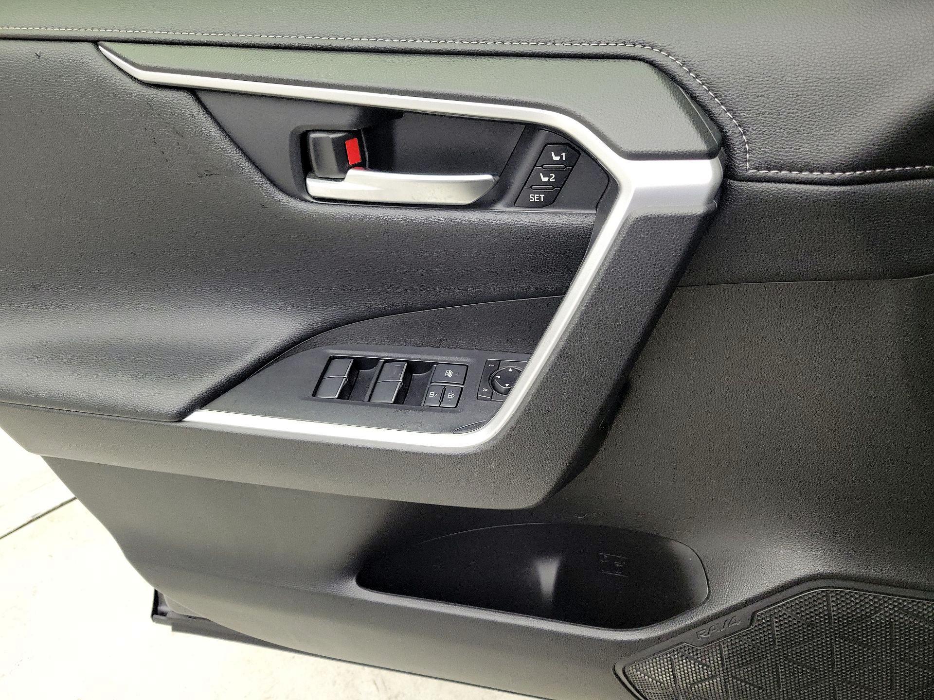 Thumbnail: 2020 Toyota RAV4 - 12