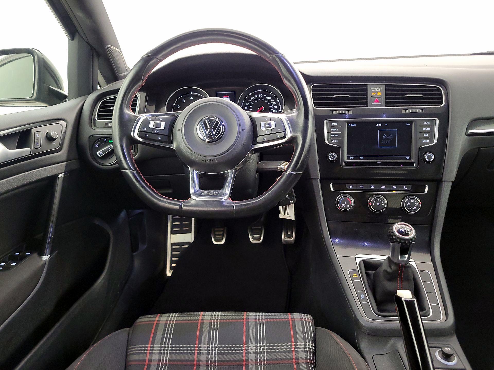 Thumbnail: 2016 Volkswagen Golf - 10