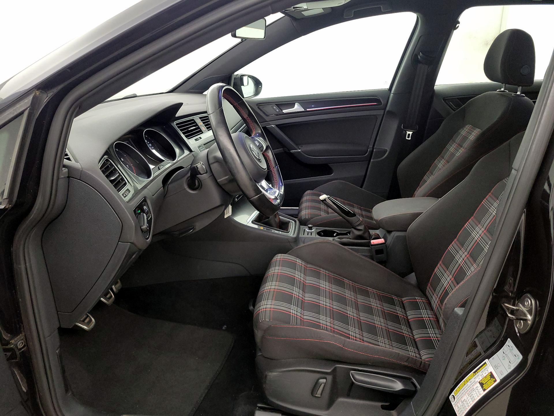 Thumbnail: 2016 Volkswagen Golf - 11