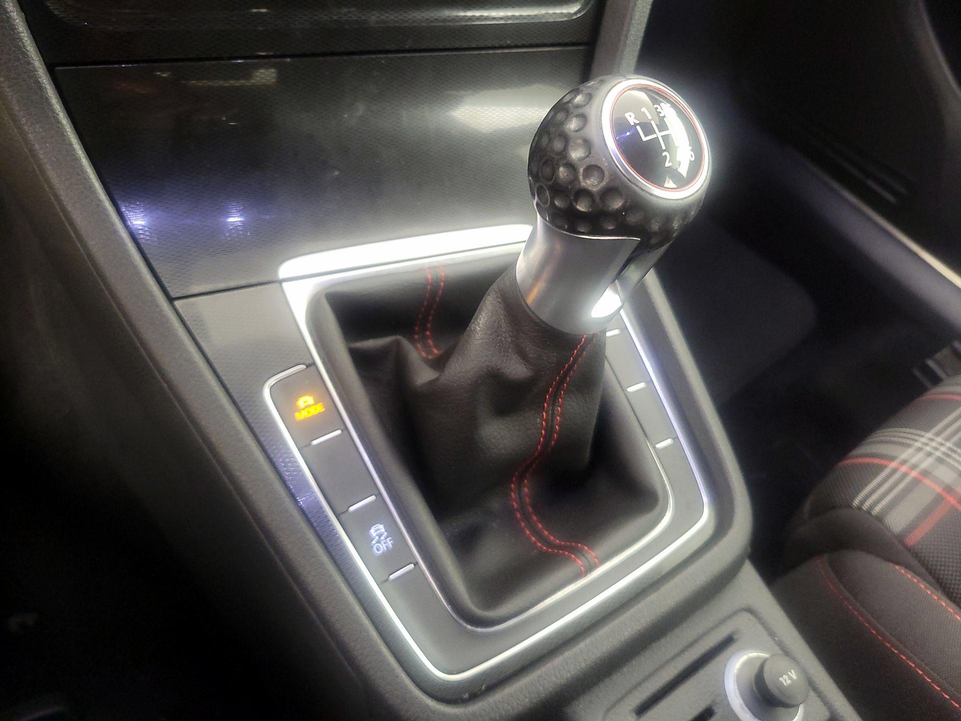 Thumbnail: 2016 Volkswagen Golf - 16