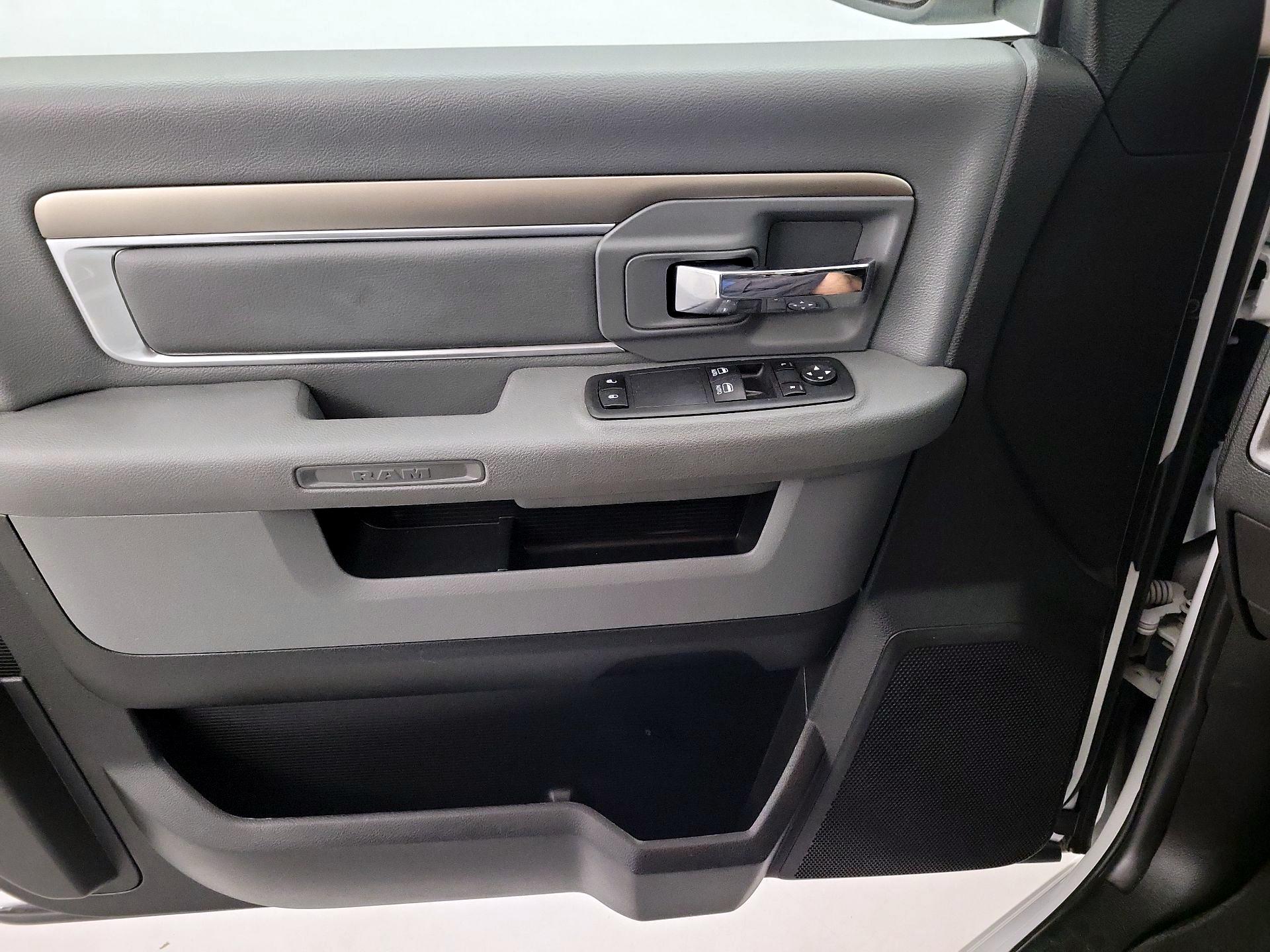 Thumbnail: 2020 RAM 1500 Classic - 12