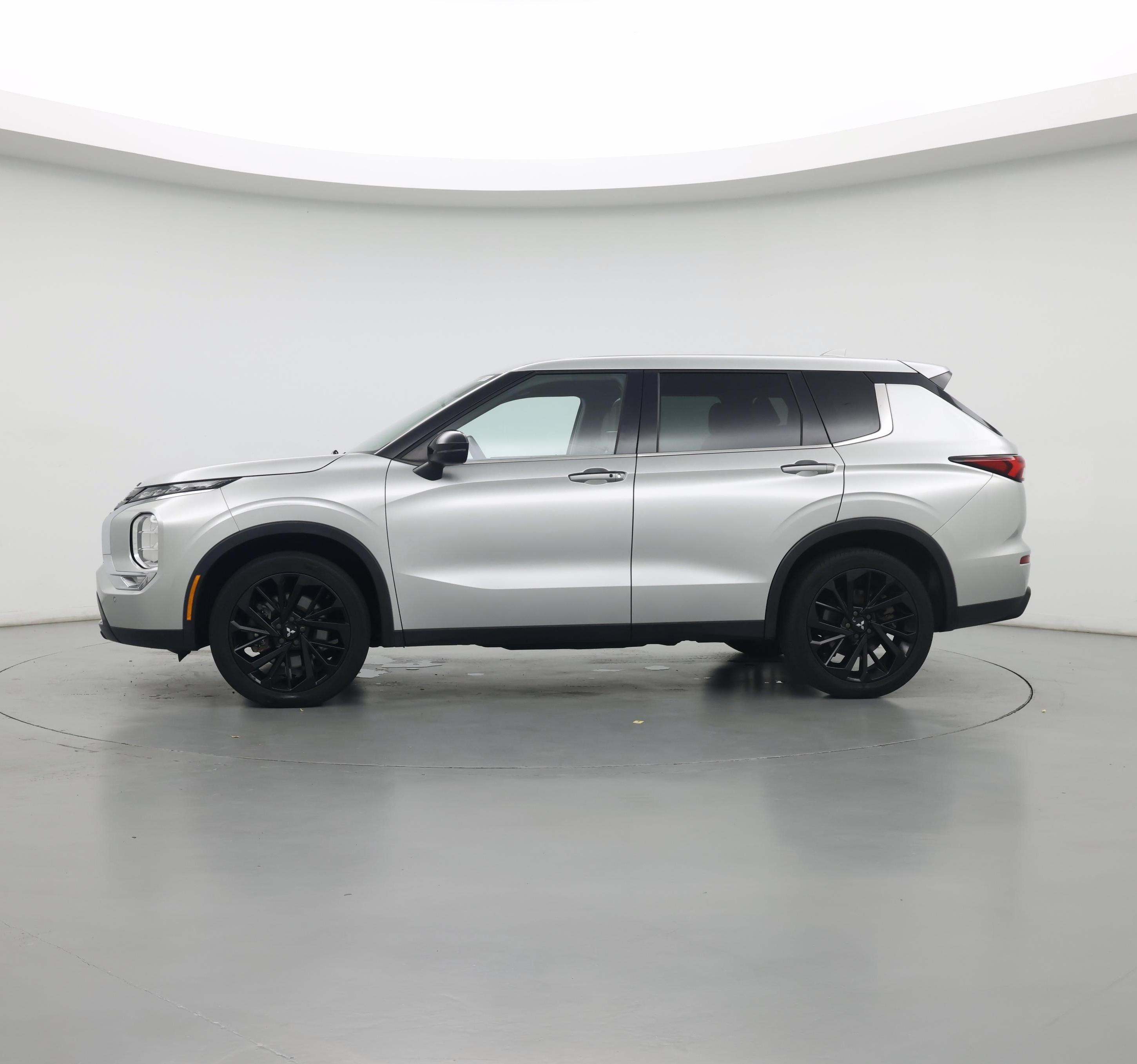 Thumbnail: 2022 Mitsubishi Outlander - 3